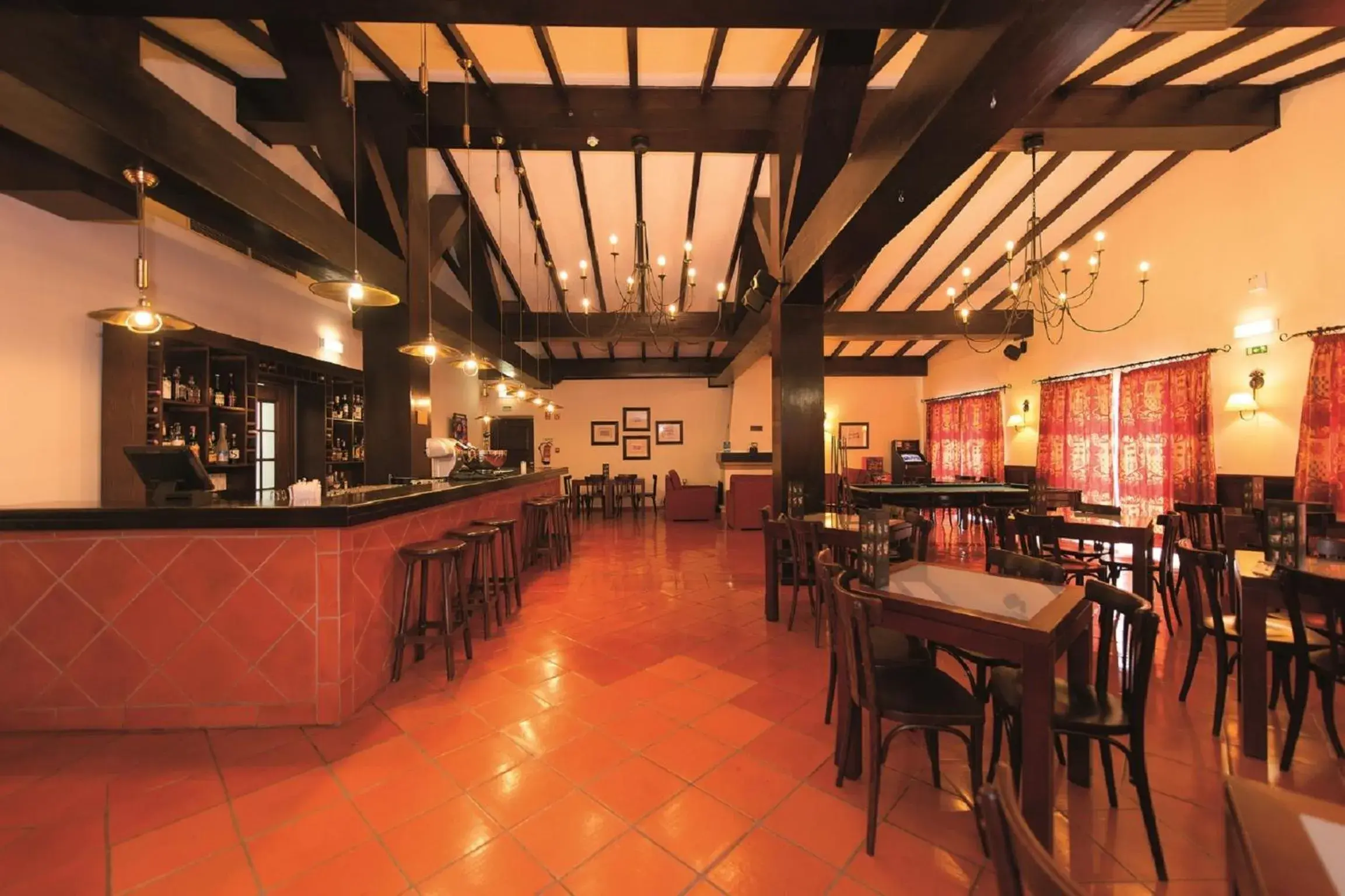 Lounge or bar in Vila Gale Alentejo Vineyard - Clube de Campo Lounge or bar in Vila Gale Alentejo Vineyard - Clube de Campo