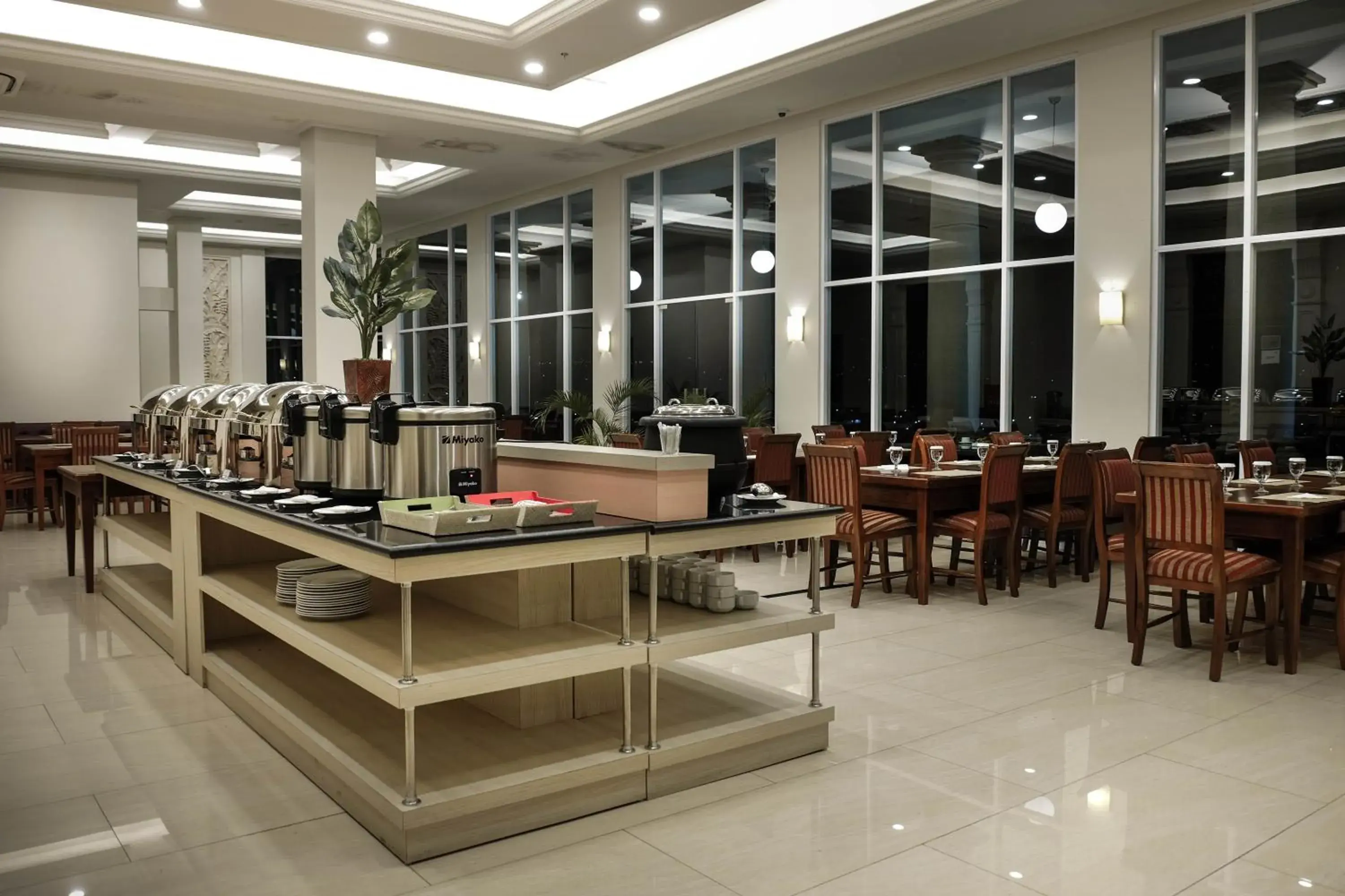 Restaurant/places to eat in Onih Hotel Restaurant/places to eat in Onih Hotel