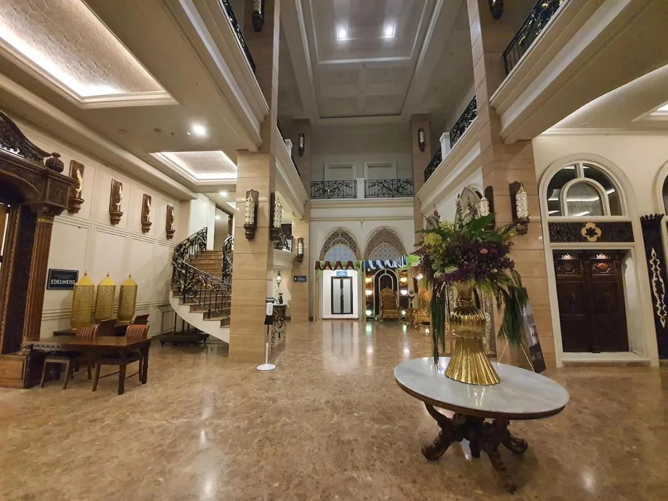 Lobby or reception in Onih Hotel
