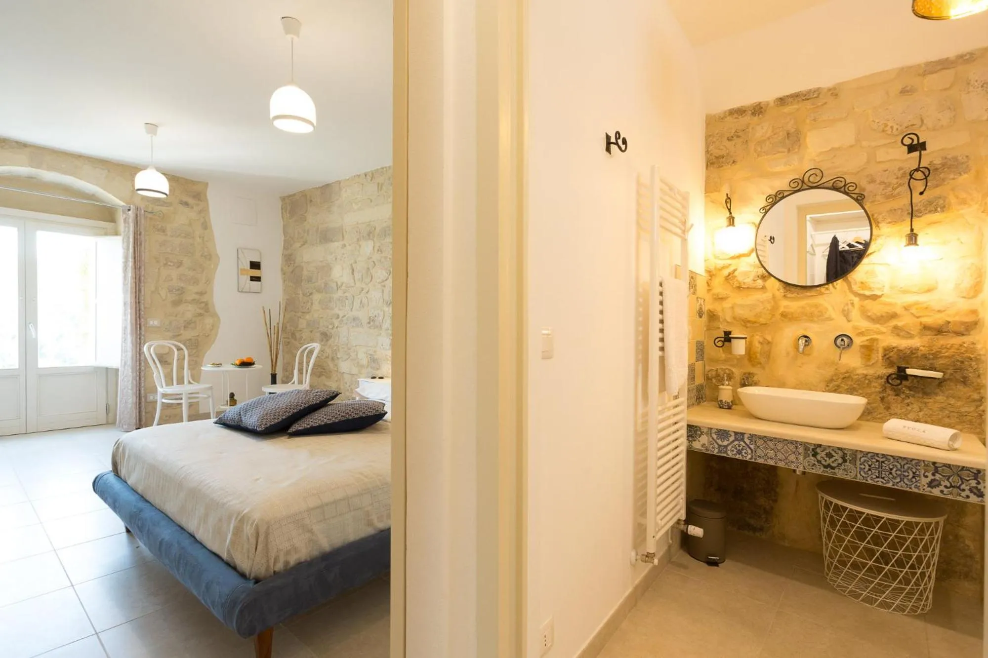 Bathroom, Bed in Evoca