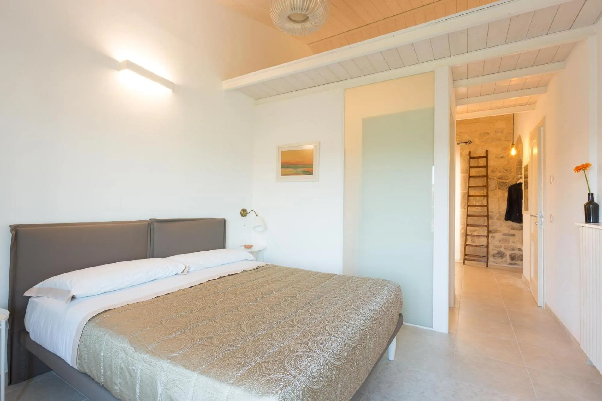 Photo of the whole room, Bed in Evoca