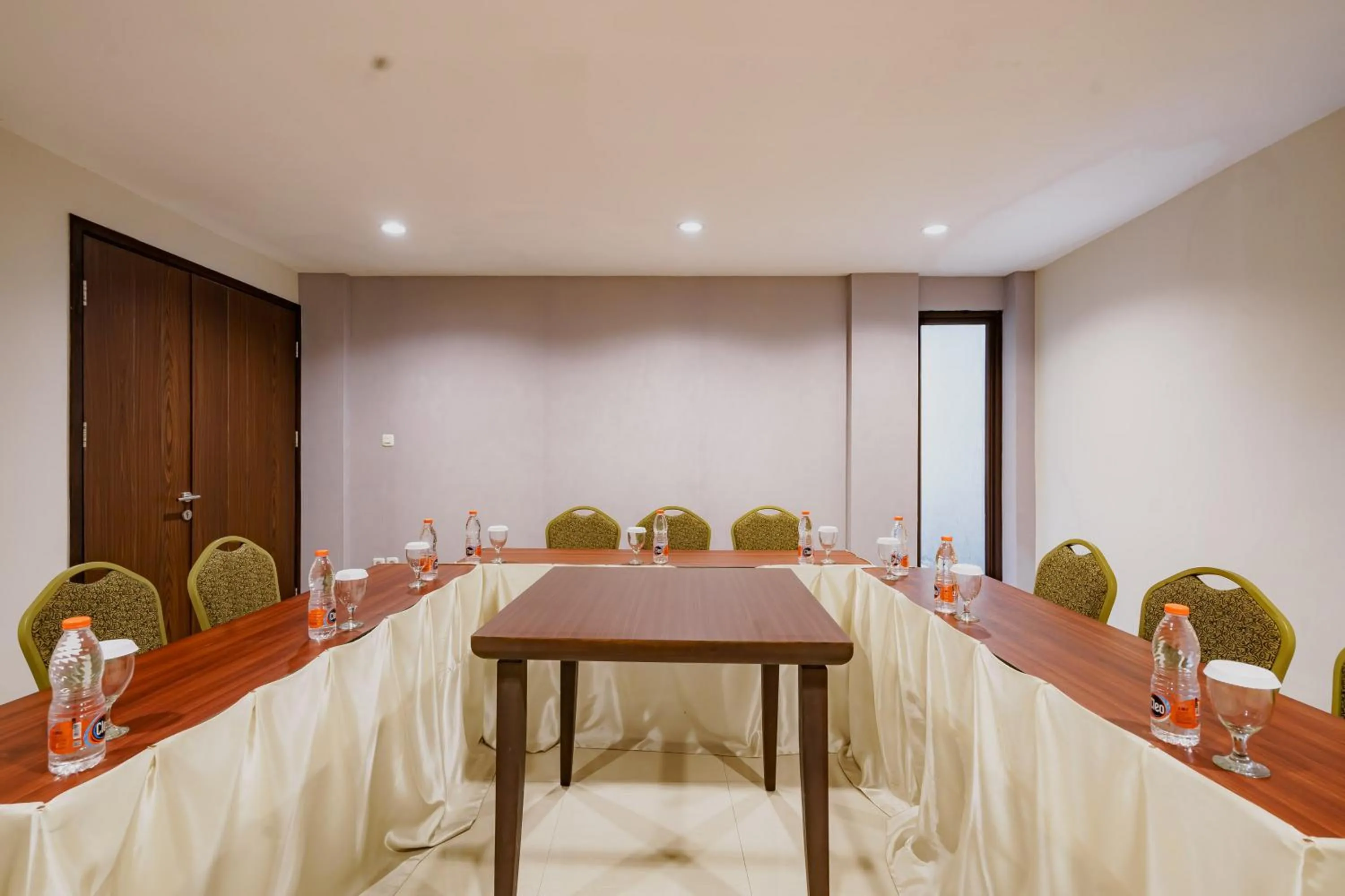 Meeting/conference room in Sans Vibes Jasmine Suite TB Simatupang