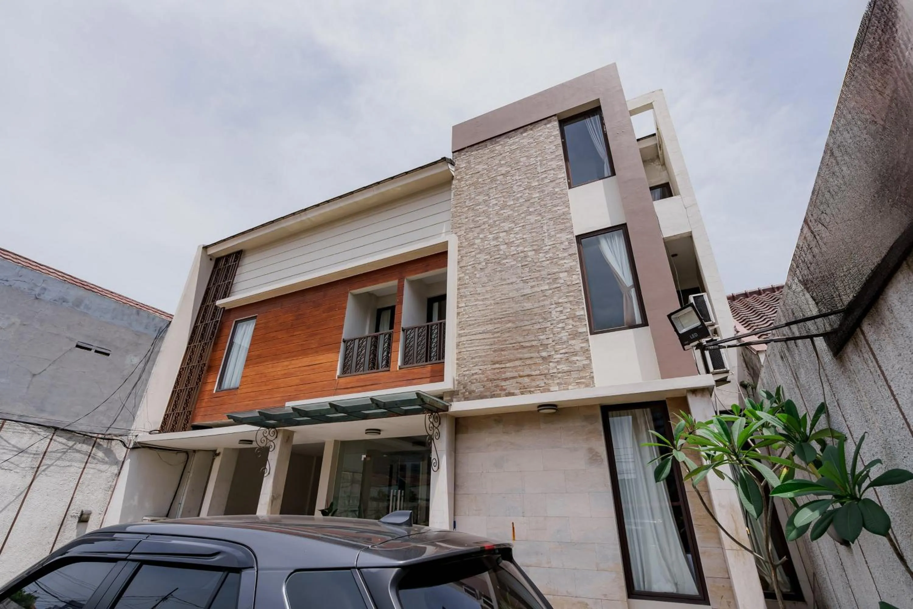 Facade/entrance in Sans Vibes Jasmine Suite TB Simatupang