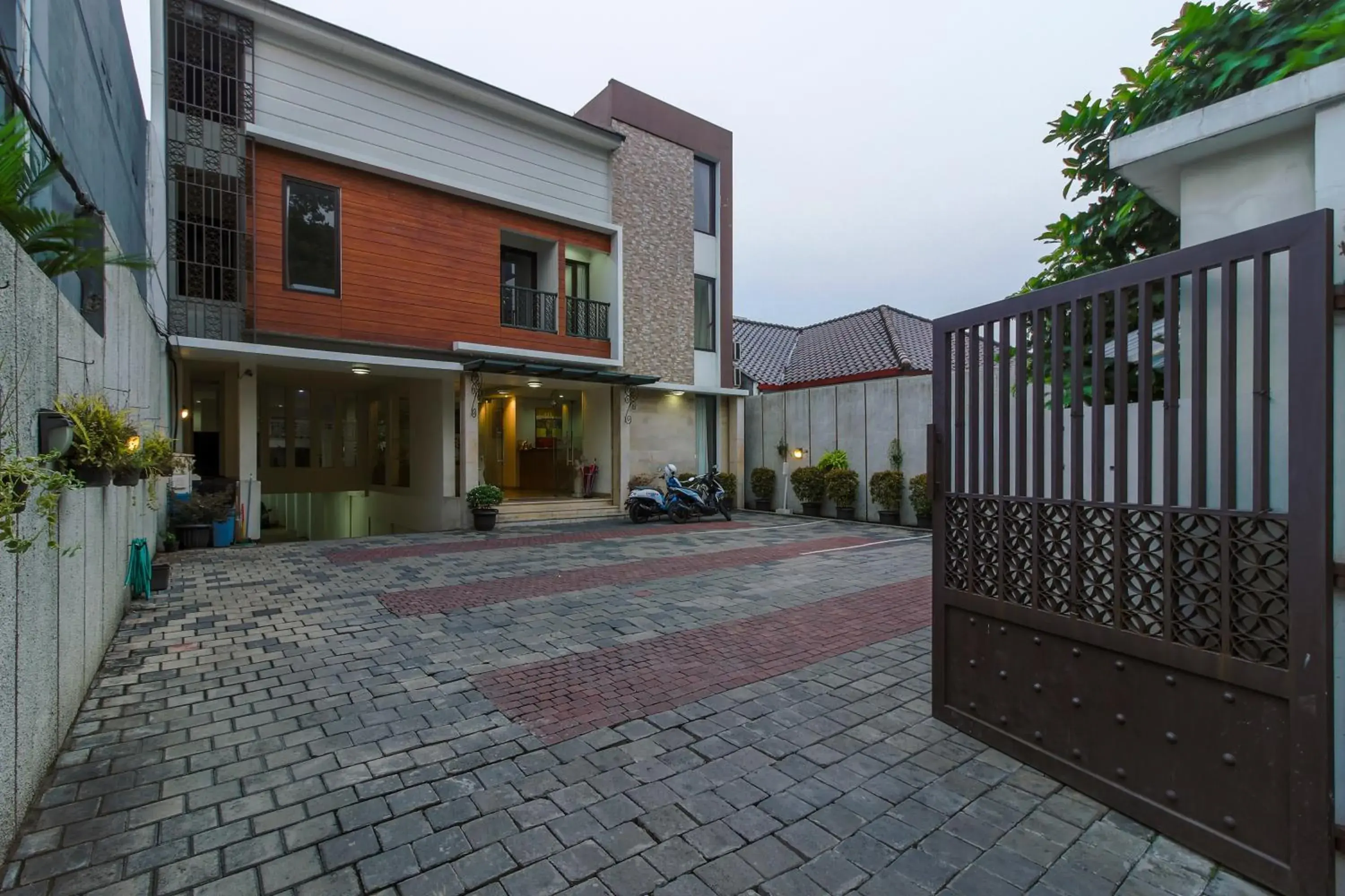 Property building in RedDoorz Plus @ TB Simatupang Property building in RedDoorz Plus @ TB Simatupang