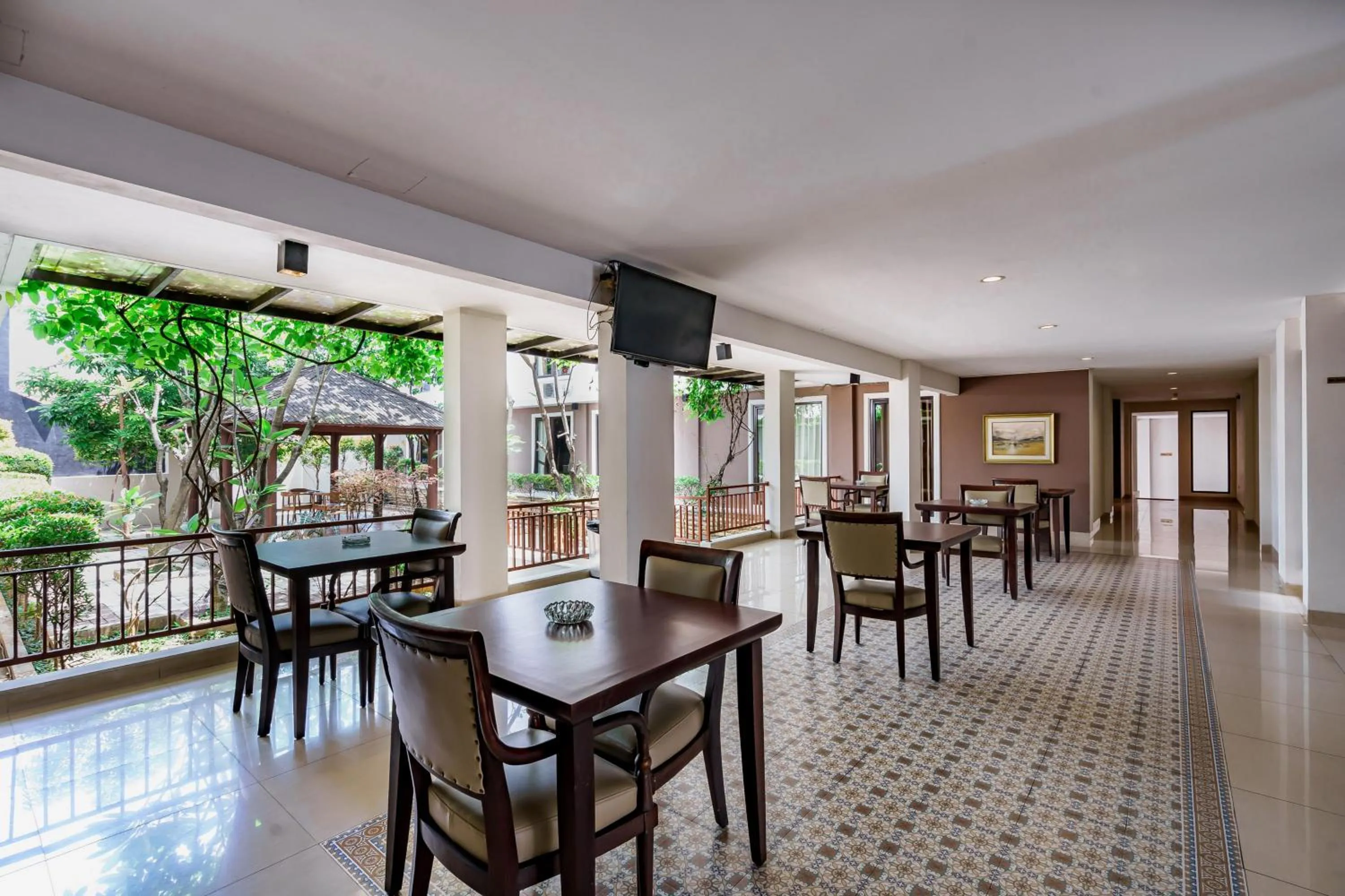 Seating area in Sans Vibes Jasmine Suite TB Simatupang