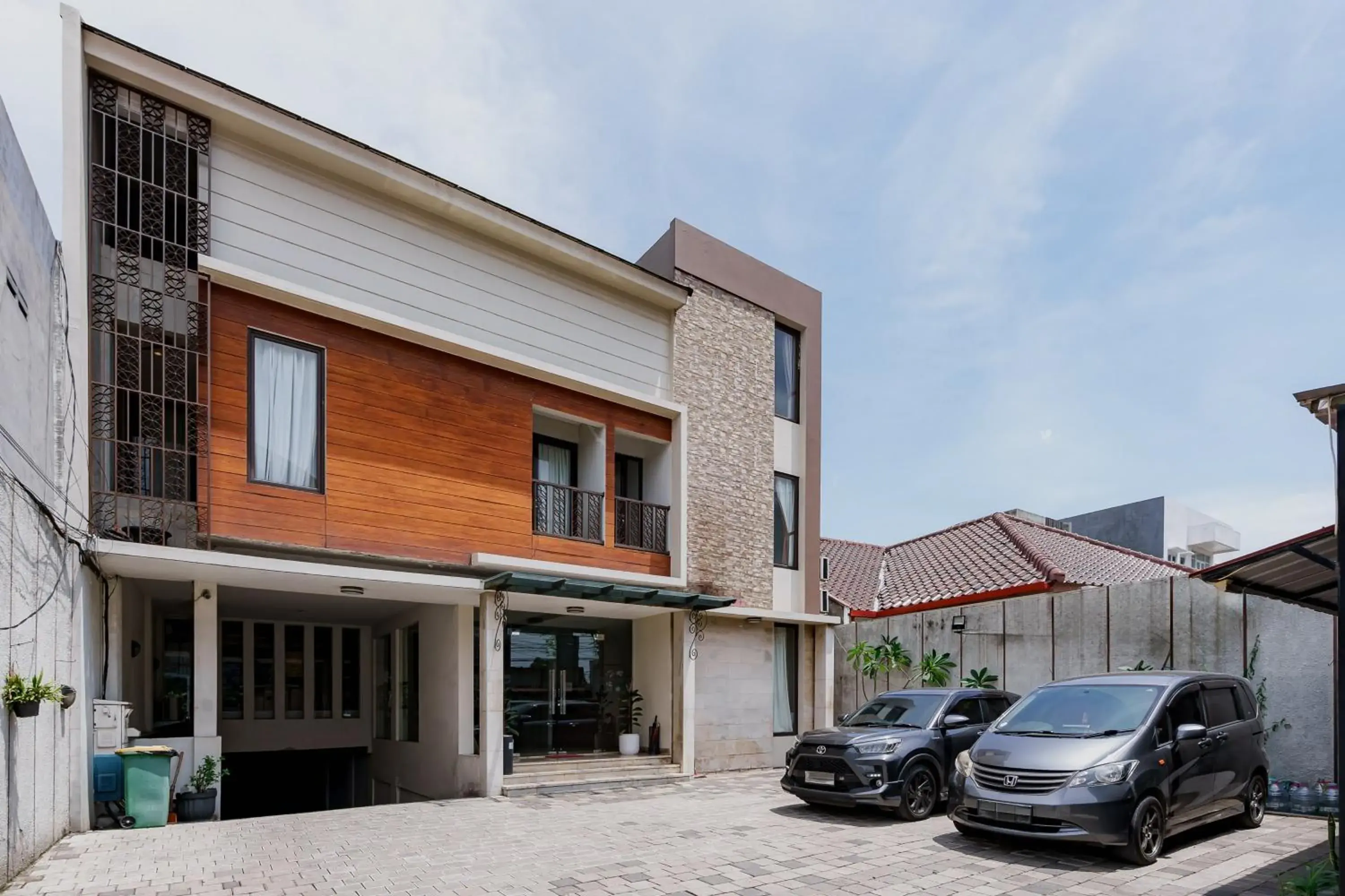 Facade/entrance in Sans Vibes Jasmine Suite TB Simatupang Facade/entrance in Sans Vibes Jasmine Suite TB Simatupang