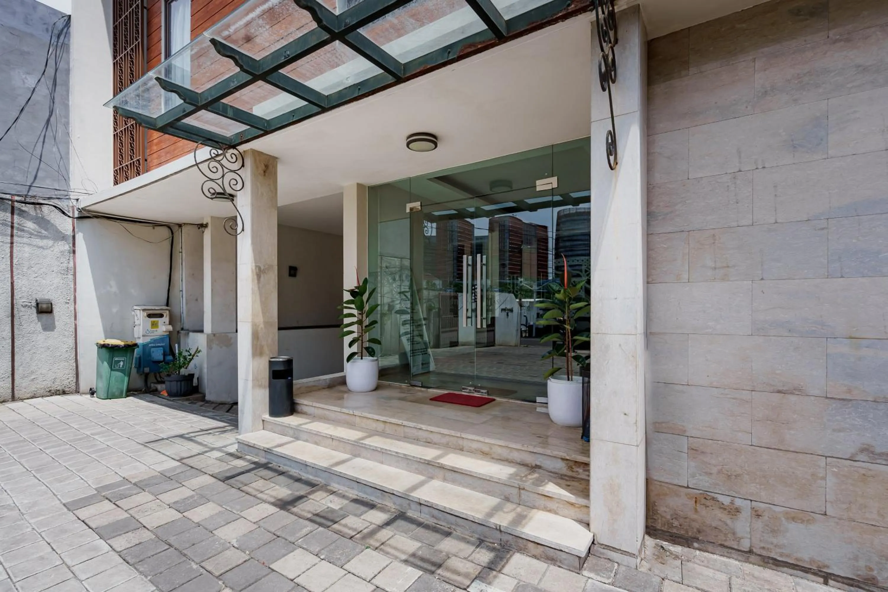 Facade/entrance in Sans Vibes Jasmine Suite TB Simatupang