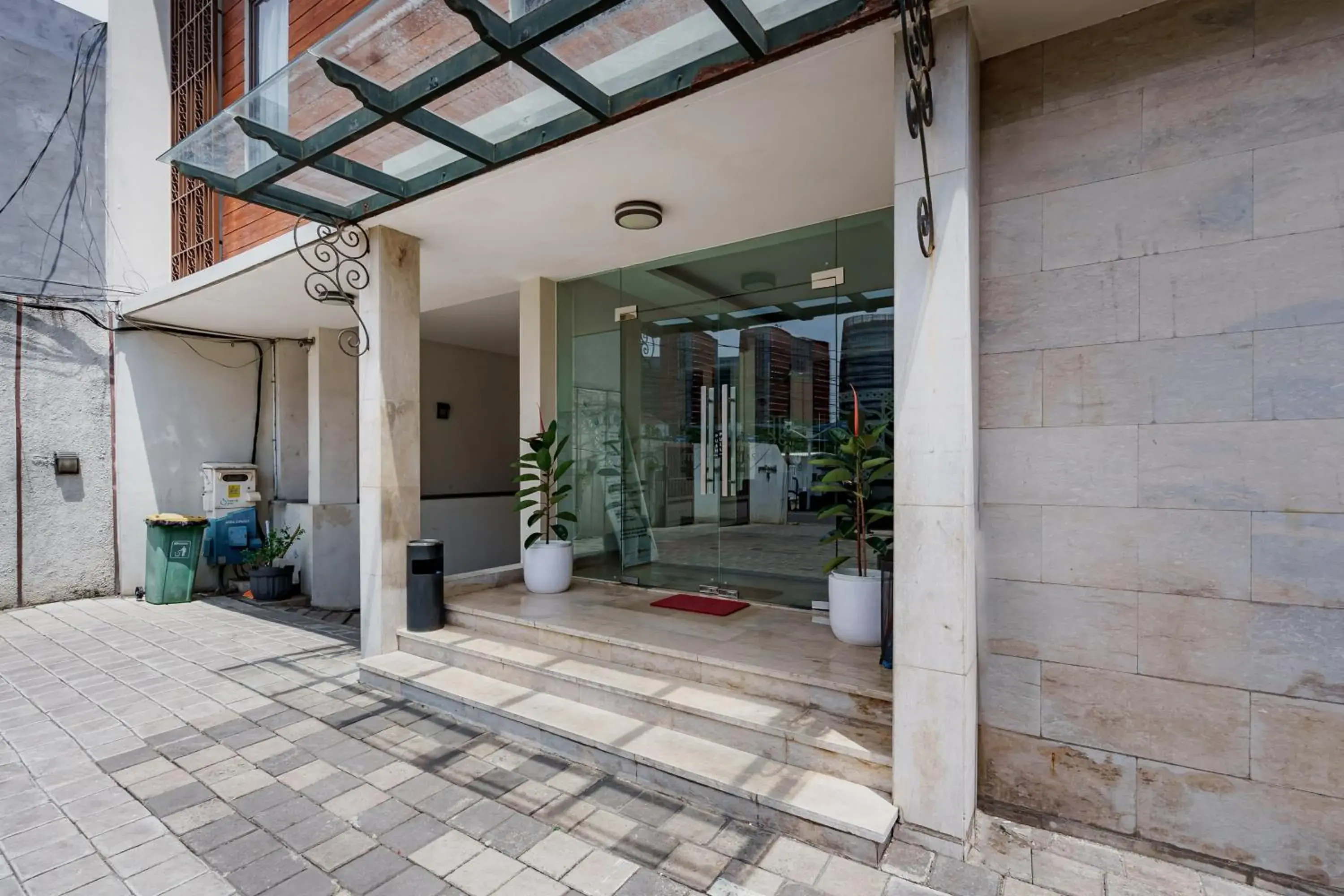 Facade/entrance in Sans Vibes Jasmine Suite TB Simatupang Facade/entrance in Sans Vibes Jasmine Suite TB Simatupang