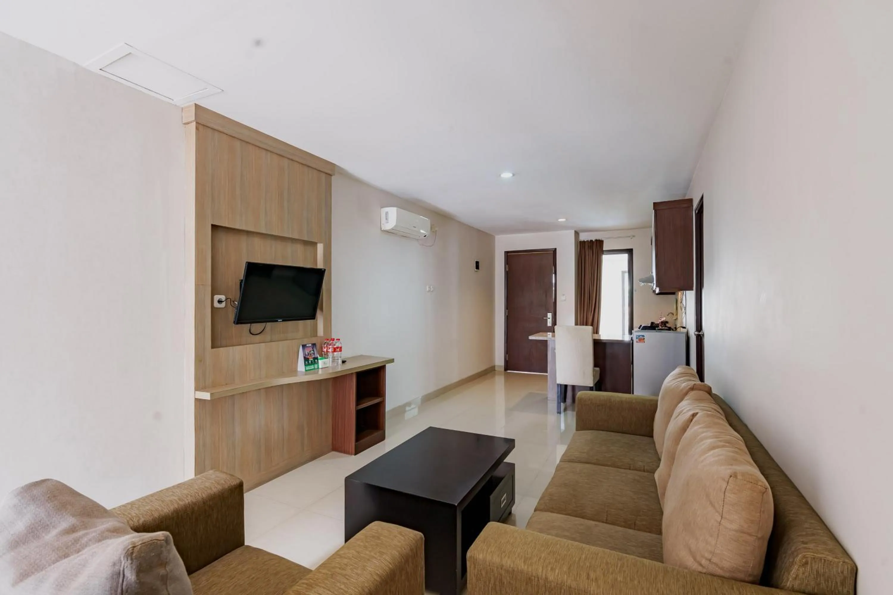 Seating area in Sans Vibes Jasmine Suite TB Simatupang