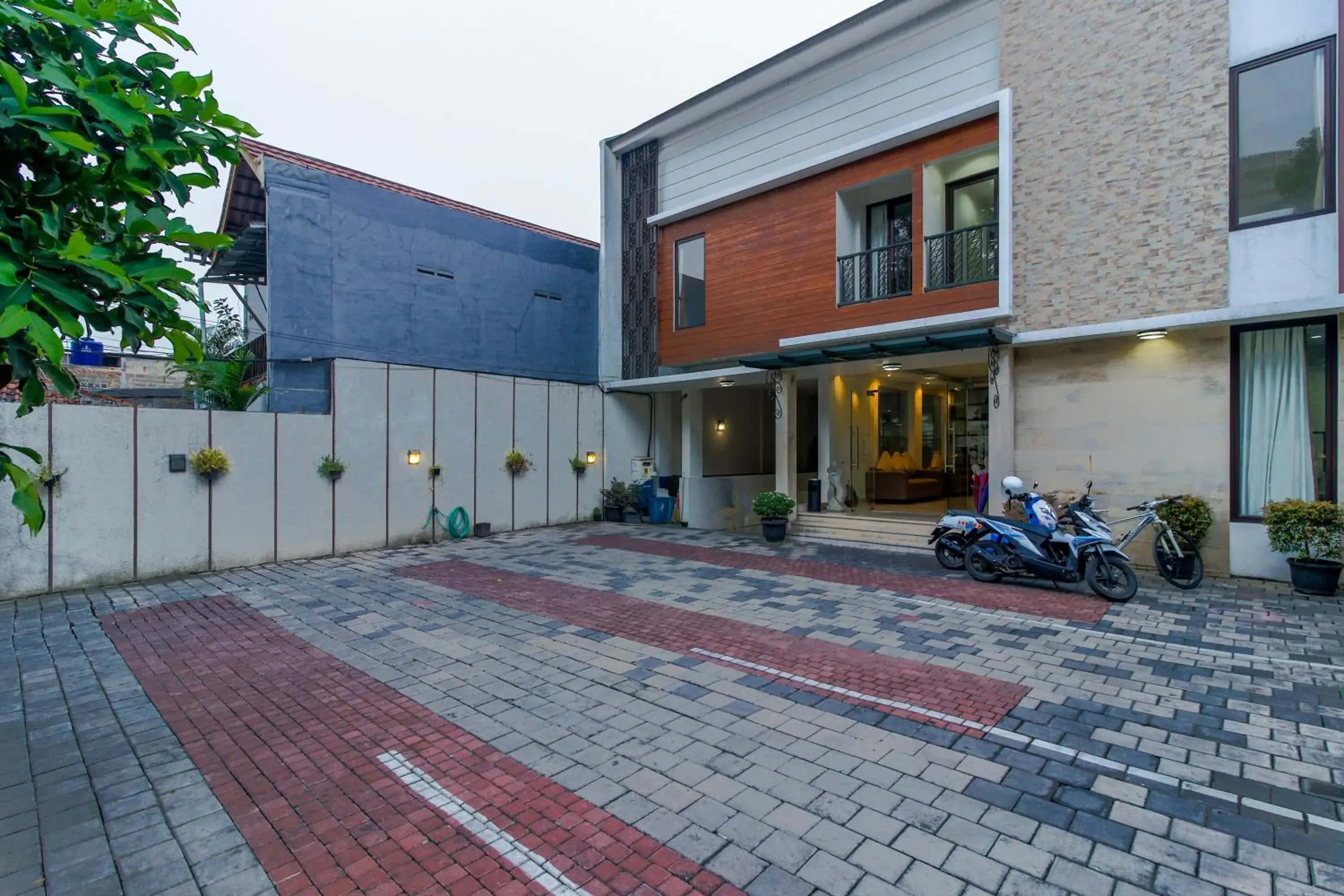 Property building in RedDoorz Plus @ TB Simatupang Property building in RedDoorz Plus @ TB Simatupang