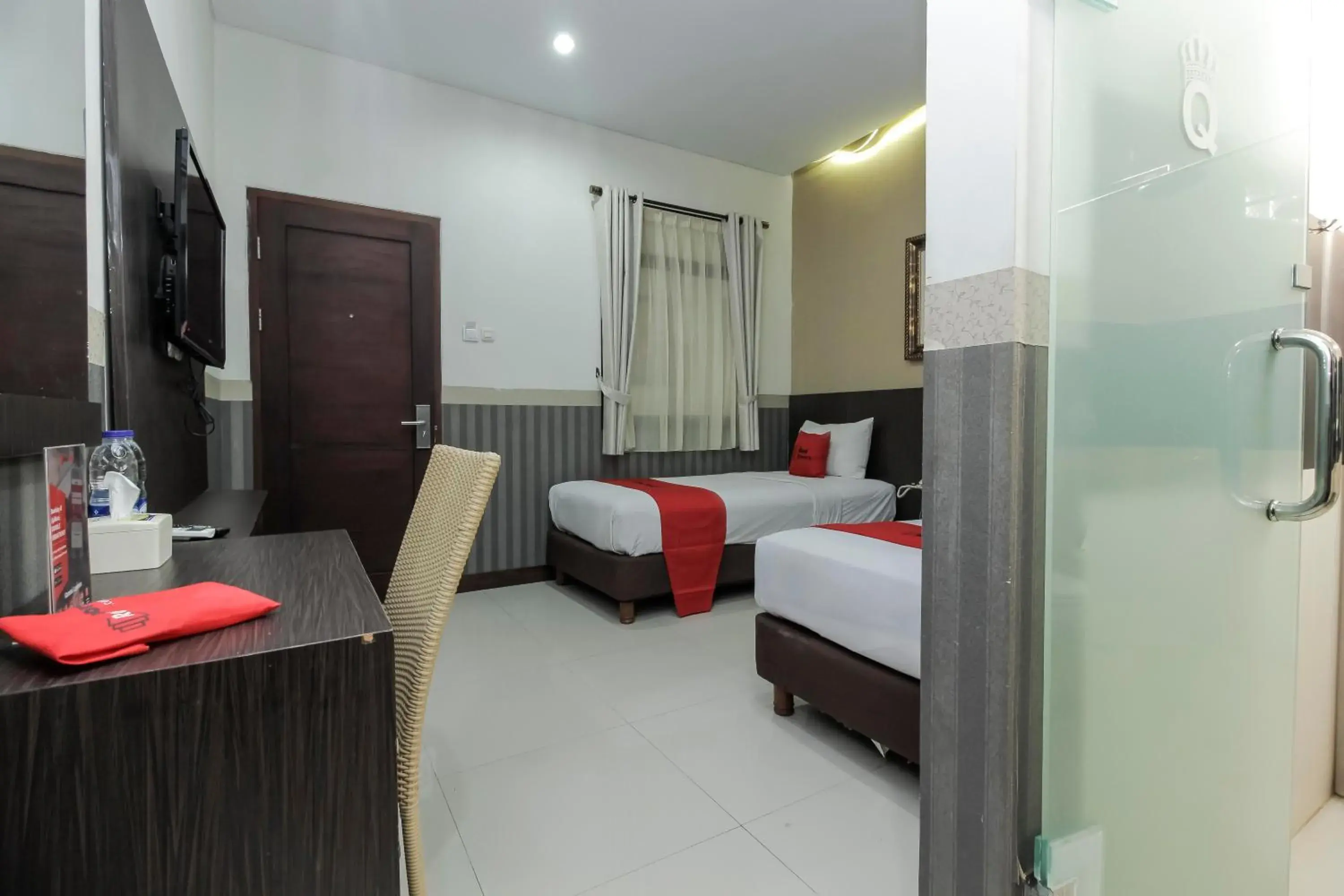 Bedroom, Bed in RedDoorz Plus @ Tuparev Cirebon Bedroom, Bed in RedDoorz Plus @ Tuparev Cirebon