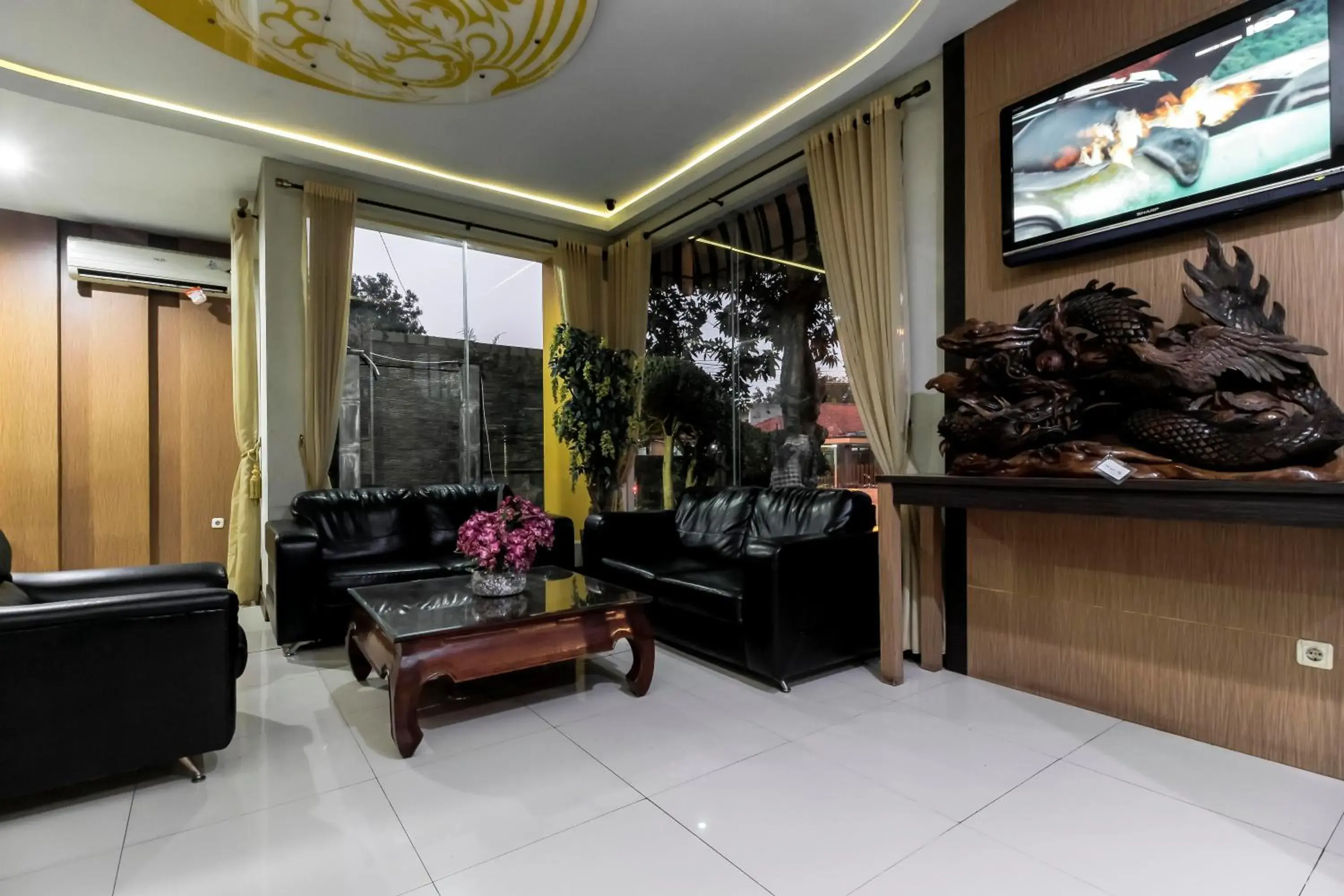 Lobby or reception in RedDoorz Plus @ Tuparev Cirebon Lobby or reception in RedDoorz Plus @ Tuparev Cirebon