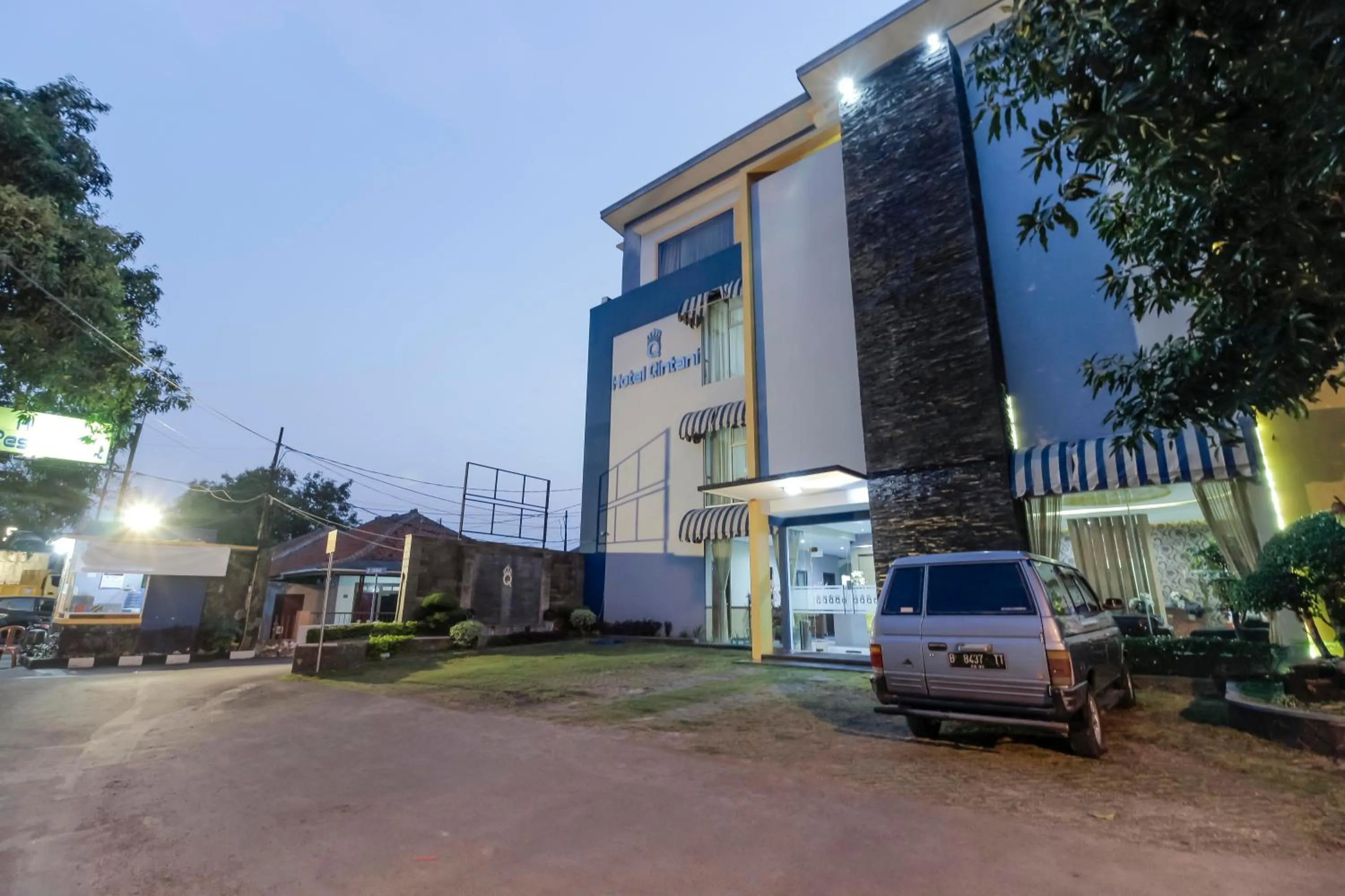 Property building in RedDoorz Plus @ Tuparev Cirebon