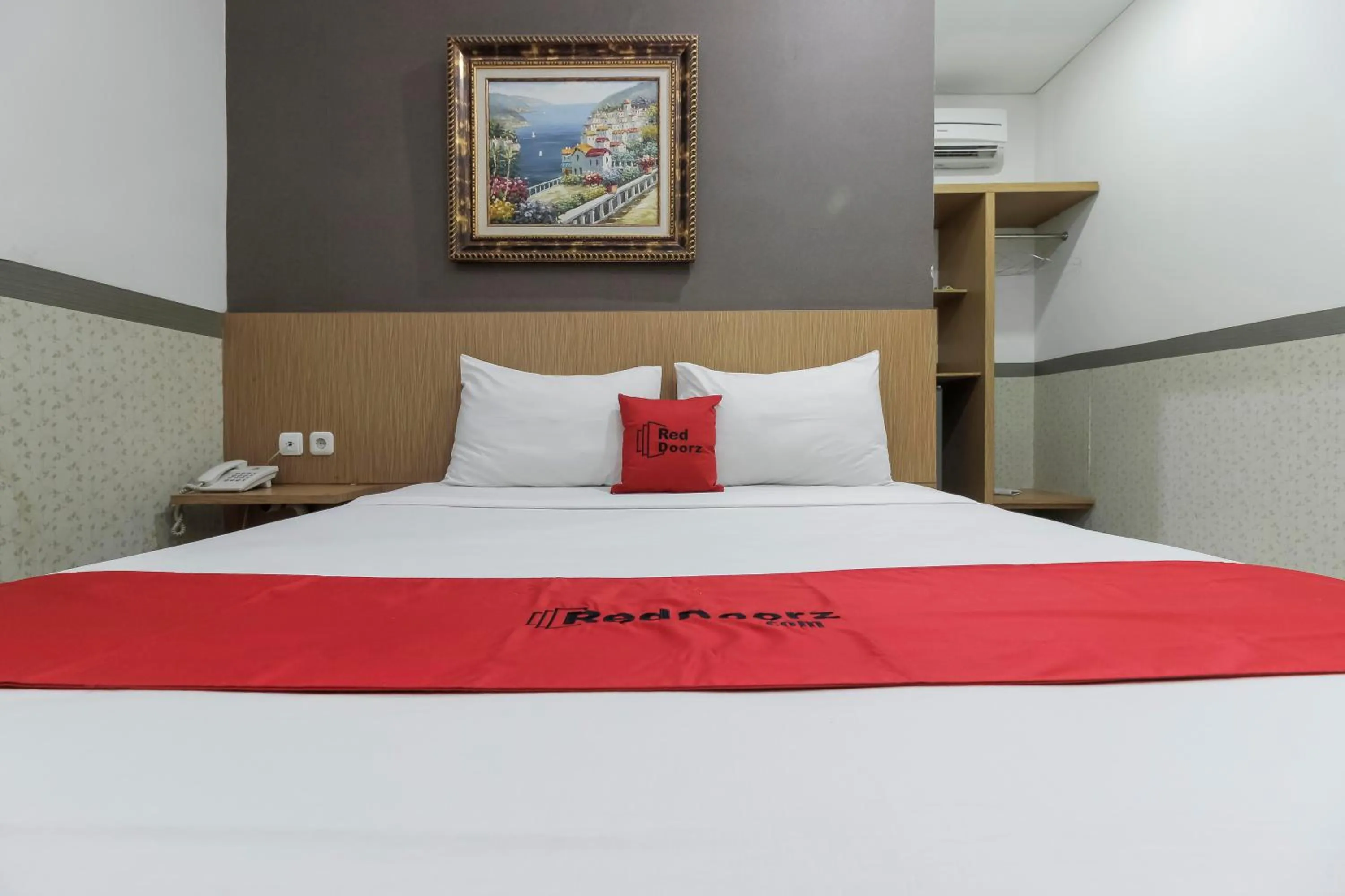Bedroom, Bed in RedDoorz Plus @ Tuparev Cirebon