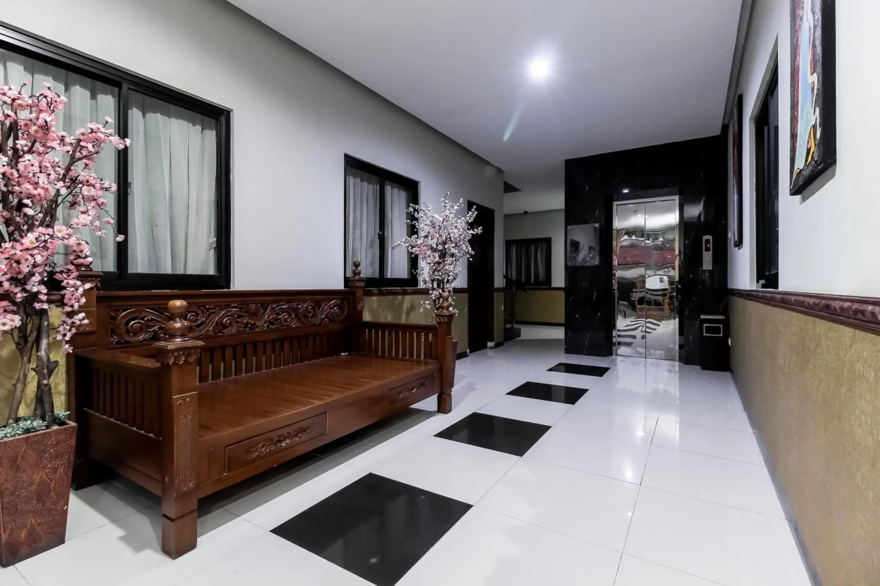 Lobby or reception in RedDoorz Plus @ Tuparev Cirebon Lobby or reception in RedDoorz Plus @ Tuparev Cirebon