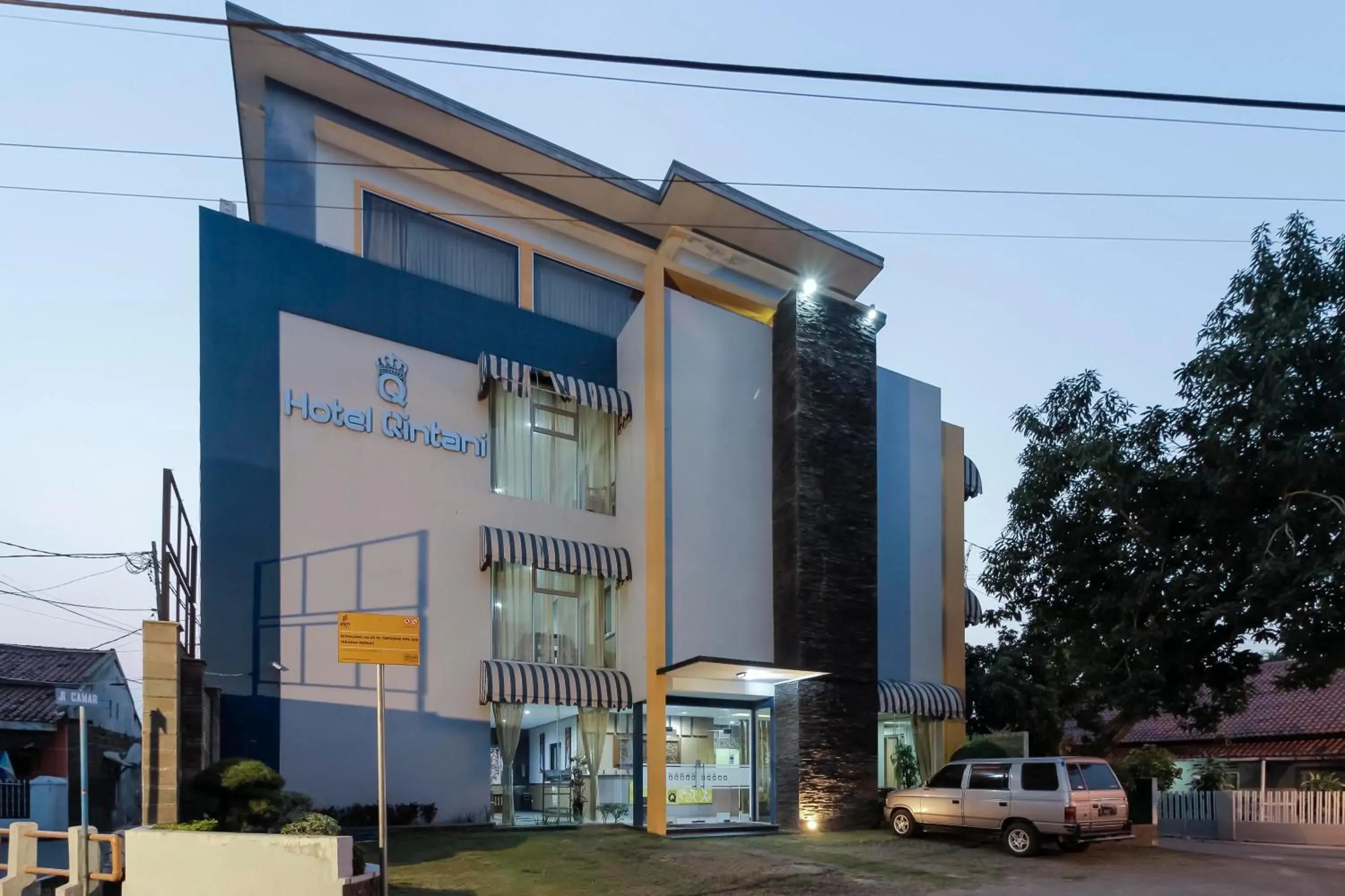 Facade/entrance in RedDoorz Plus @ Tuparev Cirebon Facade/entrance in RedDoorz Plus @ Tuparev Cirebon