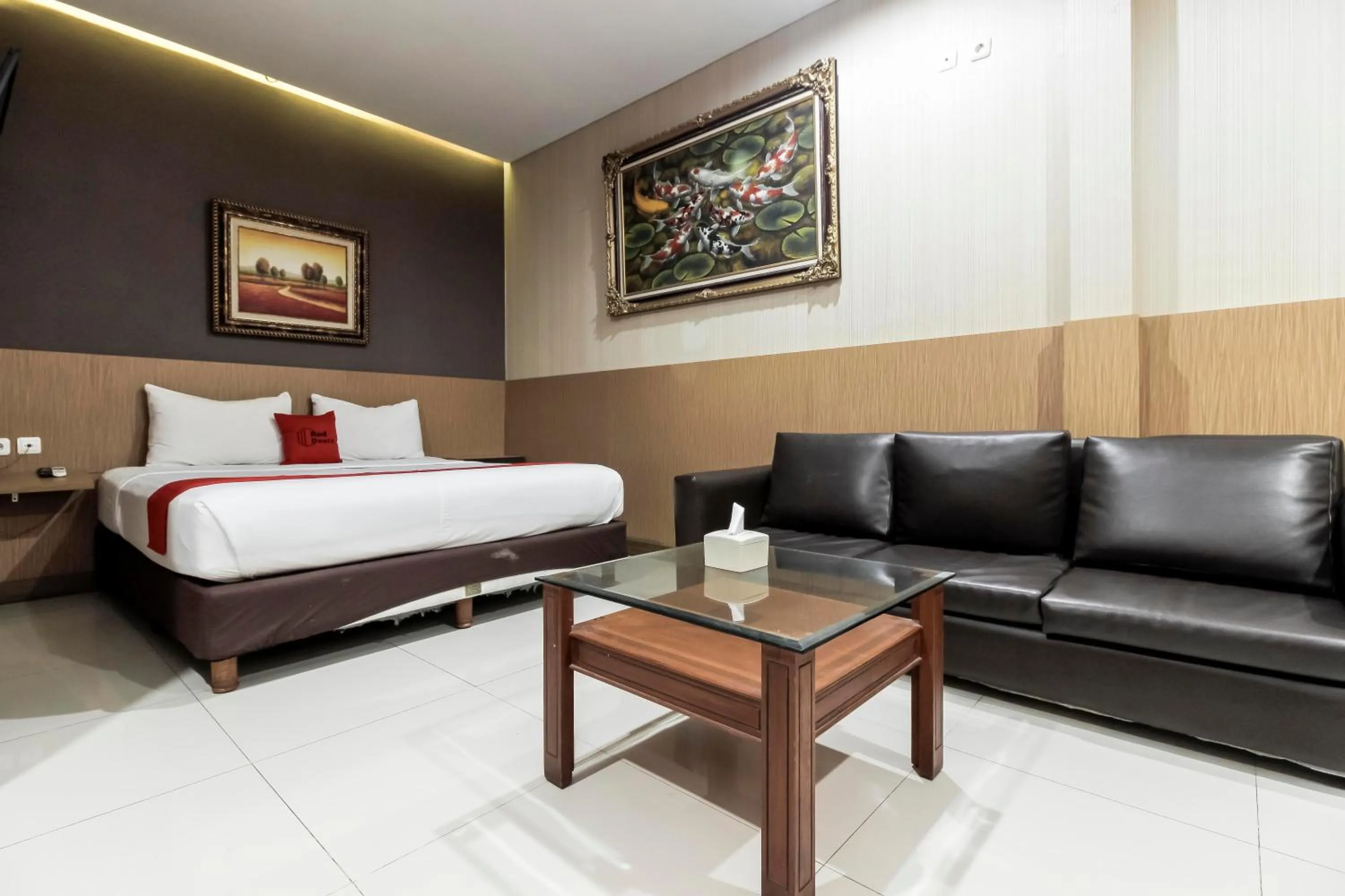 Bedroom, Bed in RedDoorz Plus @ Tuparev Cirebon