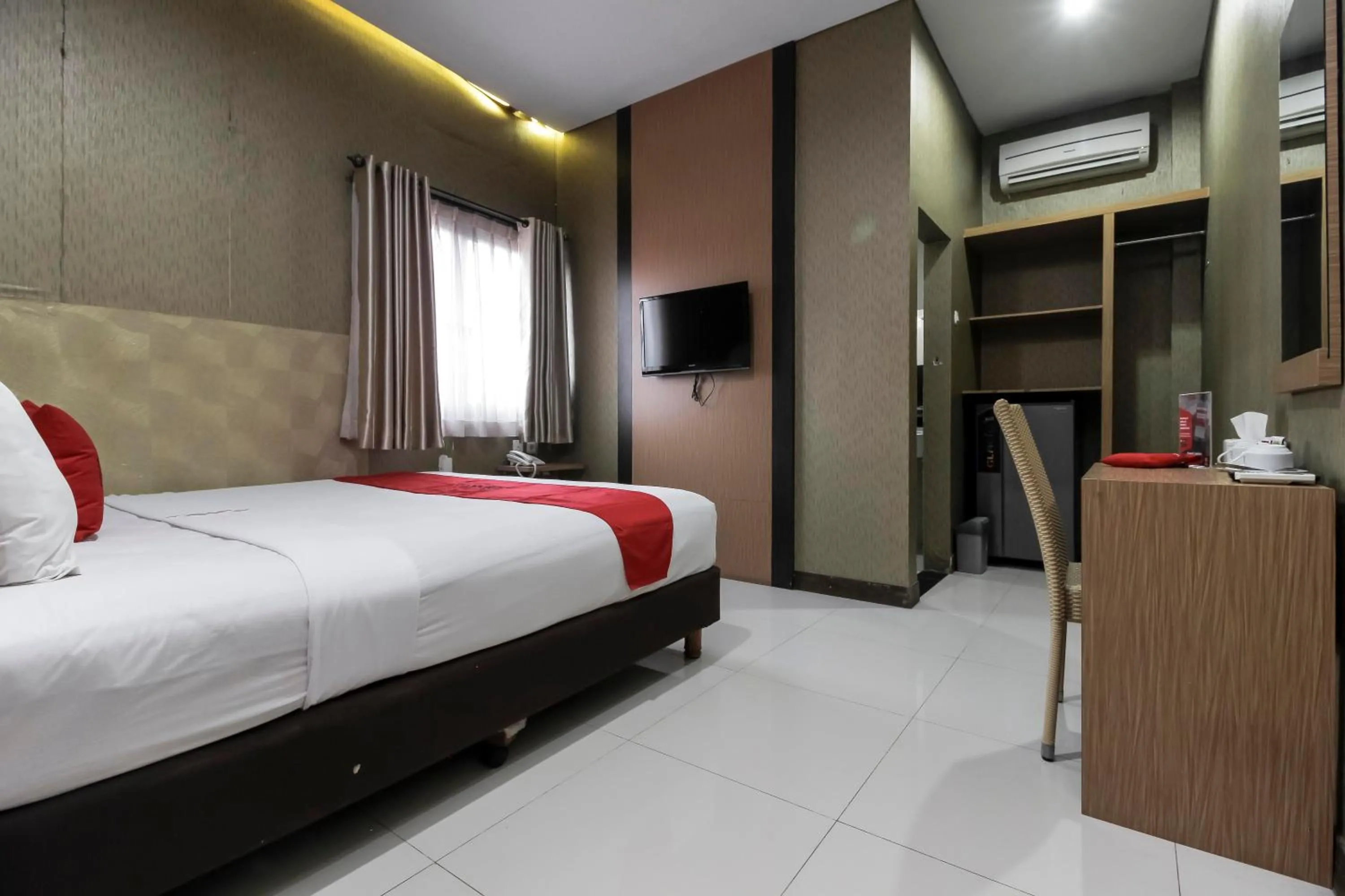 Bedroom, Bed in RedDoorz Plus @ Tuparev Cirebon