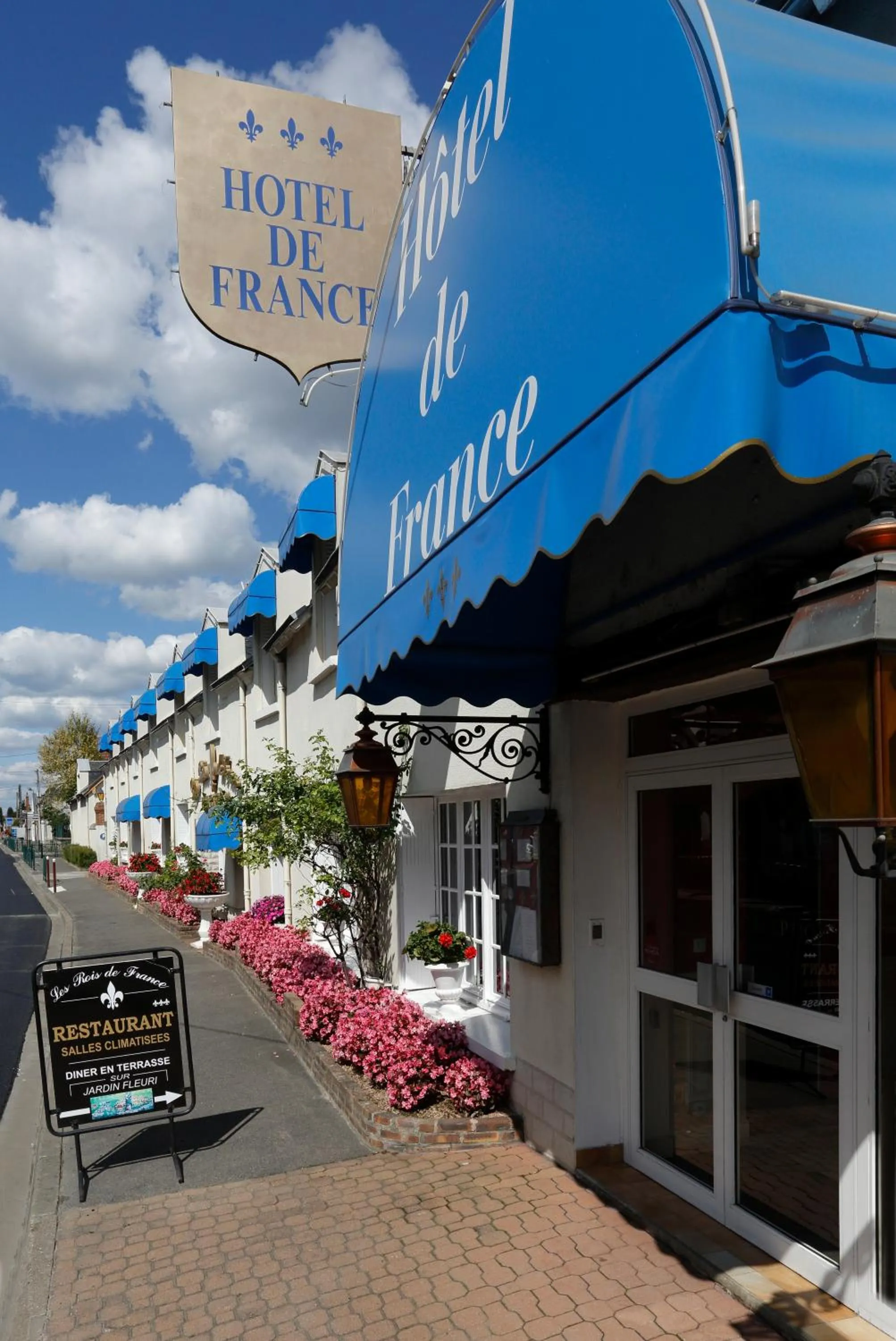 Facade/entrance in Contact Hôtel de France Contres-Beauval-Cheverny