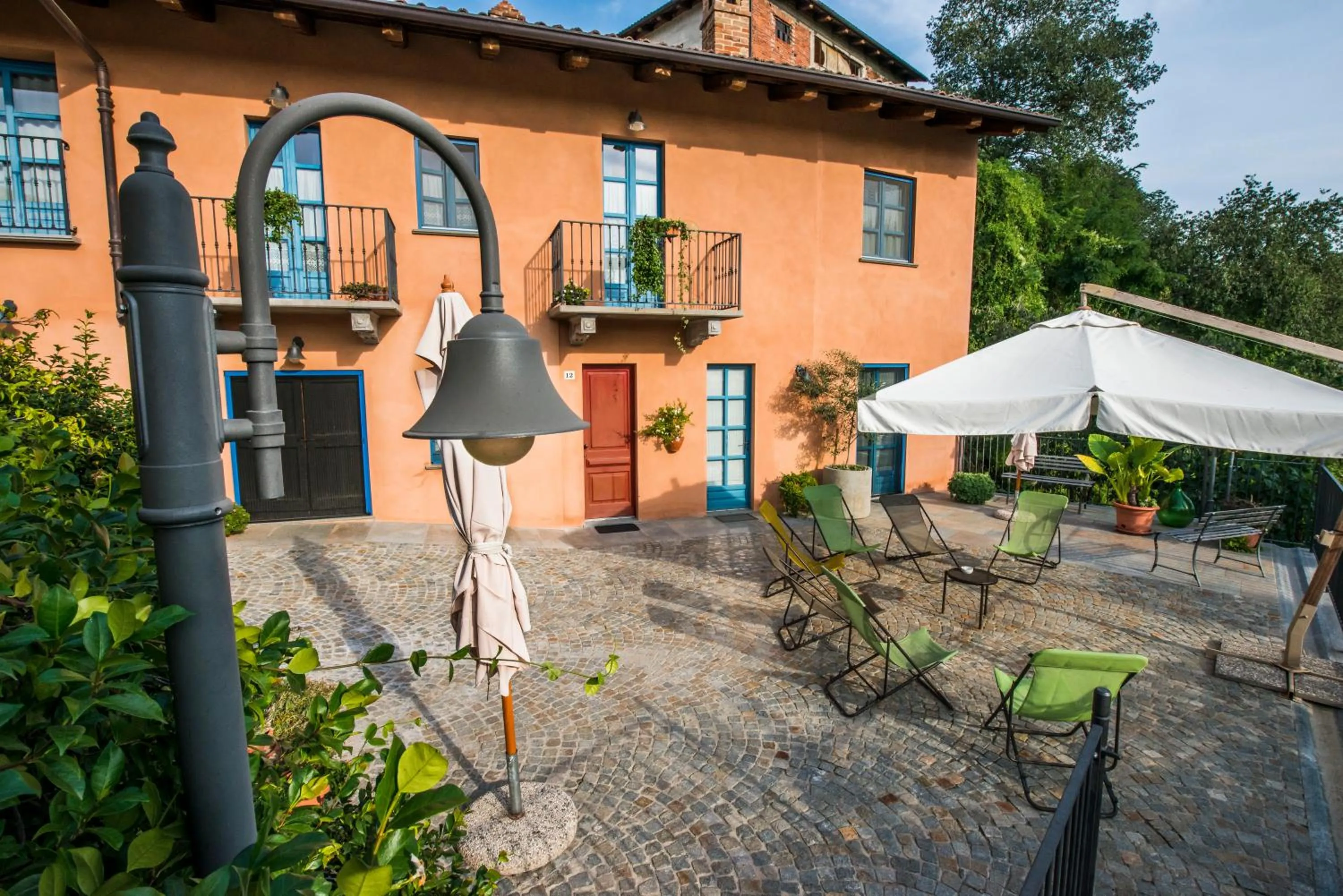 Inner courtyard view in Albergo Ristorante Garibaldi