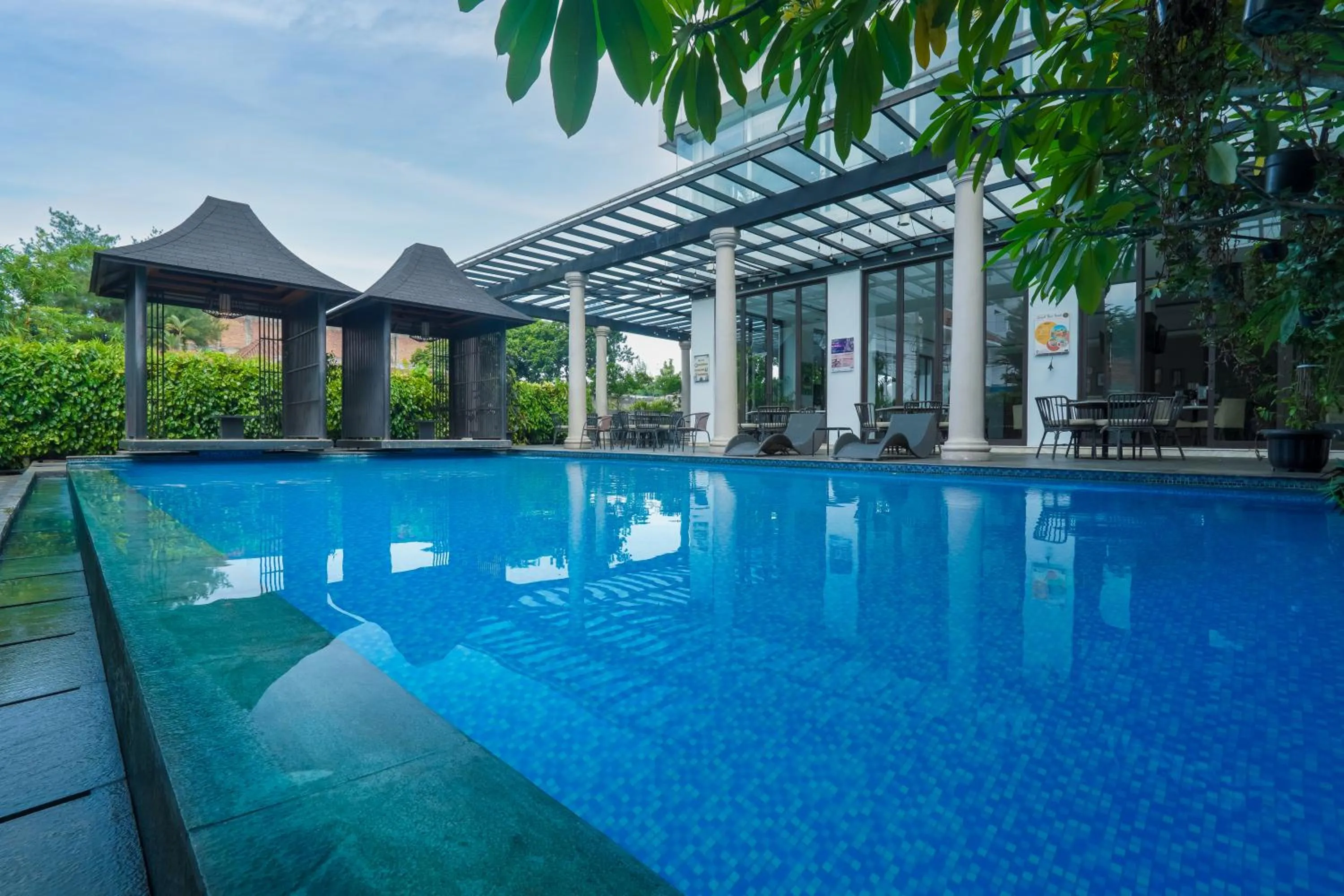 Swimming pool in Royal Padjadjaran Hotel