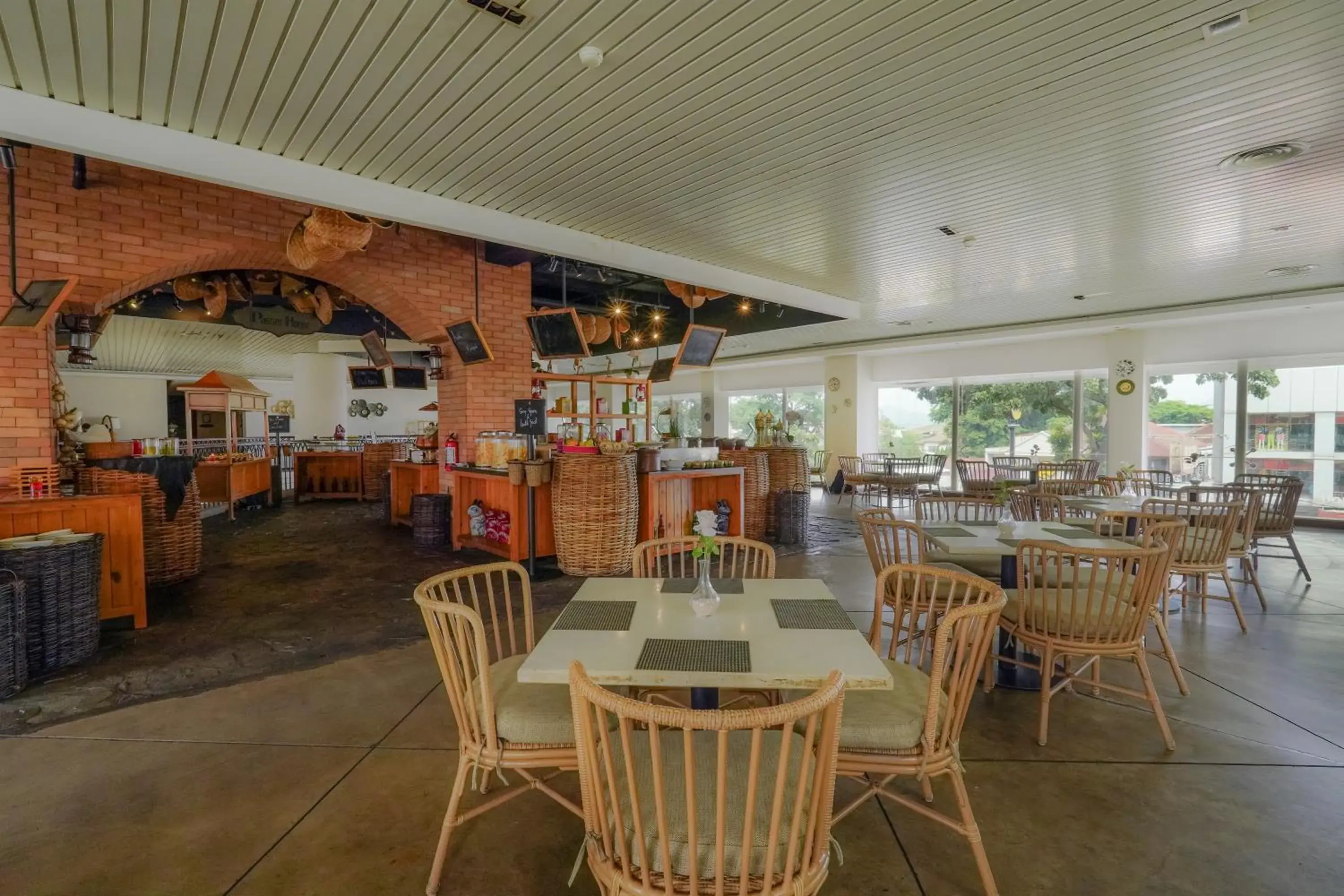 Restaurant/places to eat in Royal Padjadjaran Hotel Restaurant/places to eat in Royal Padjadjaran Hotel