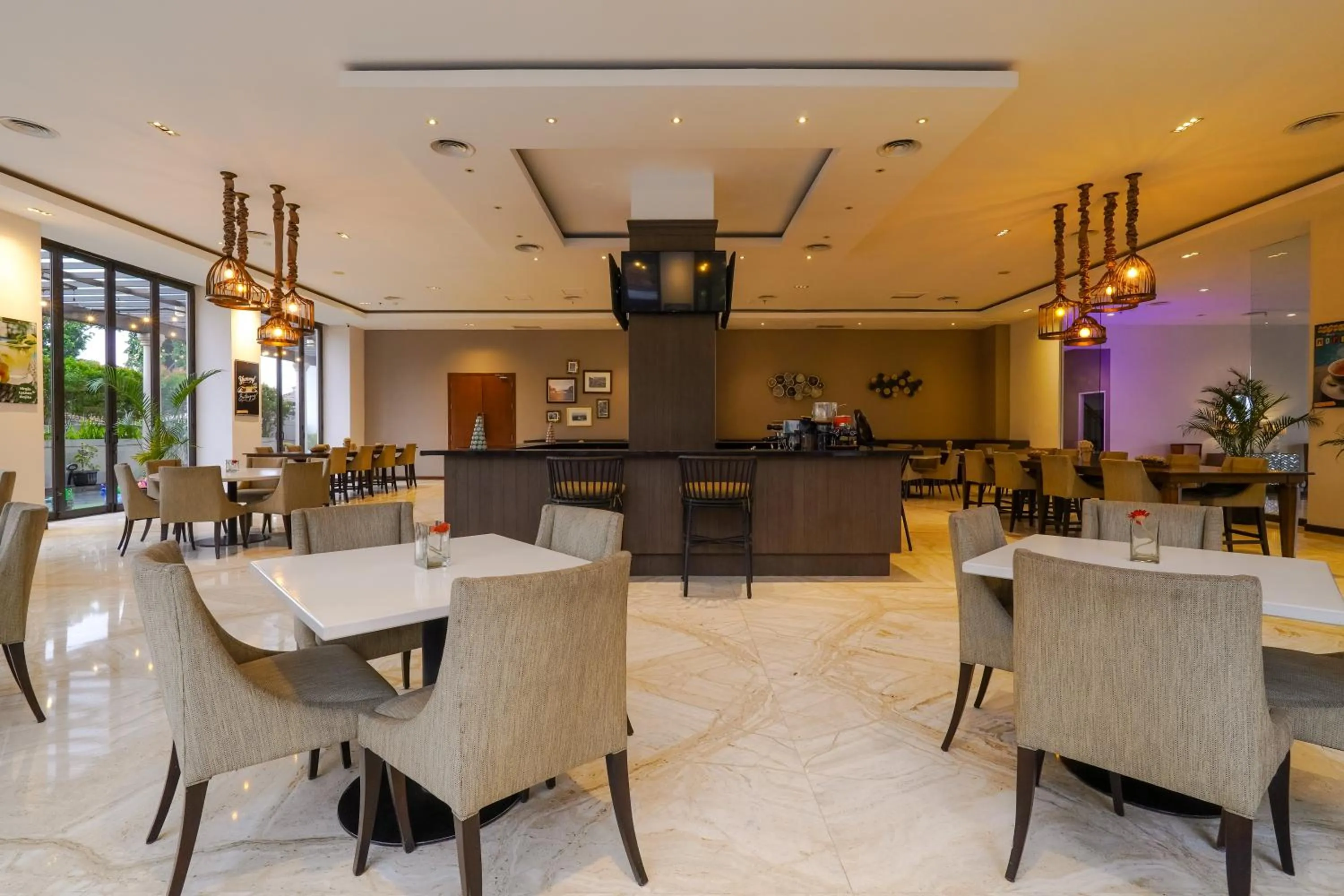 Restaurant/places to eat in Royal Padjadjaran Hotel