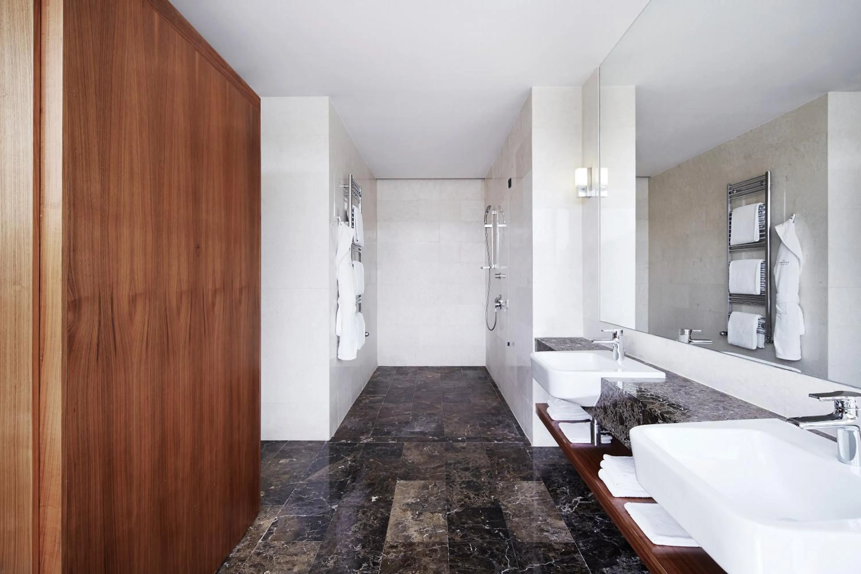 Bathroom, Bed in Metropol Palace, Belgrade