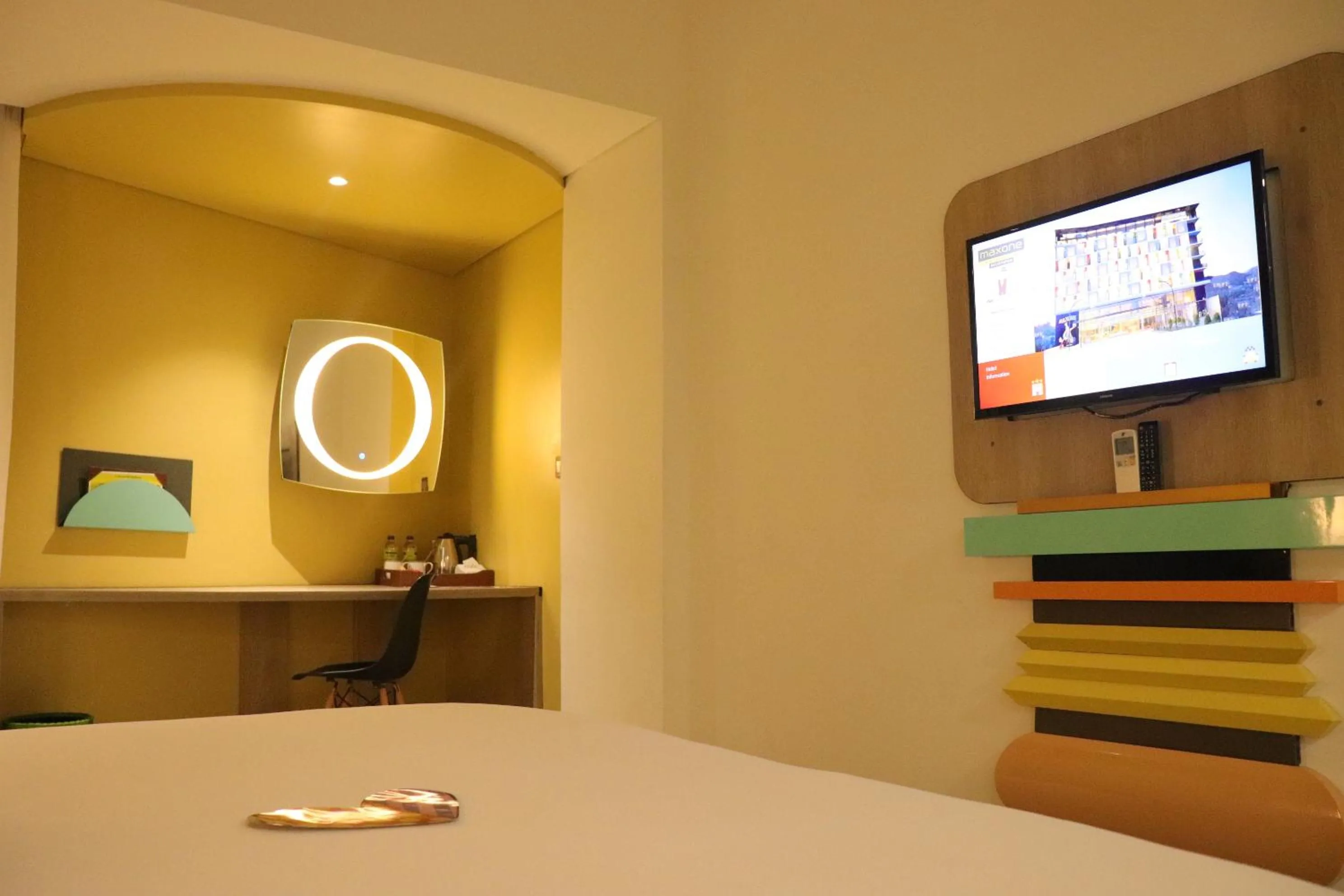 Photo of the whole room, Bed in MaxOneHotels @Balikpapan