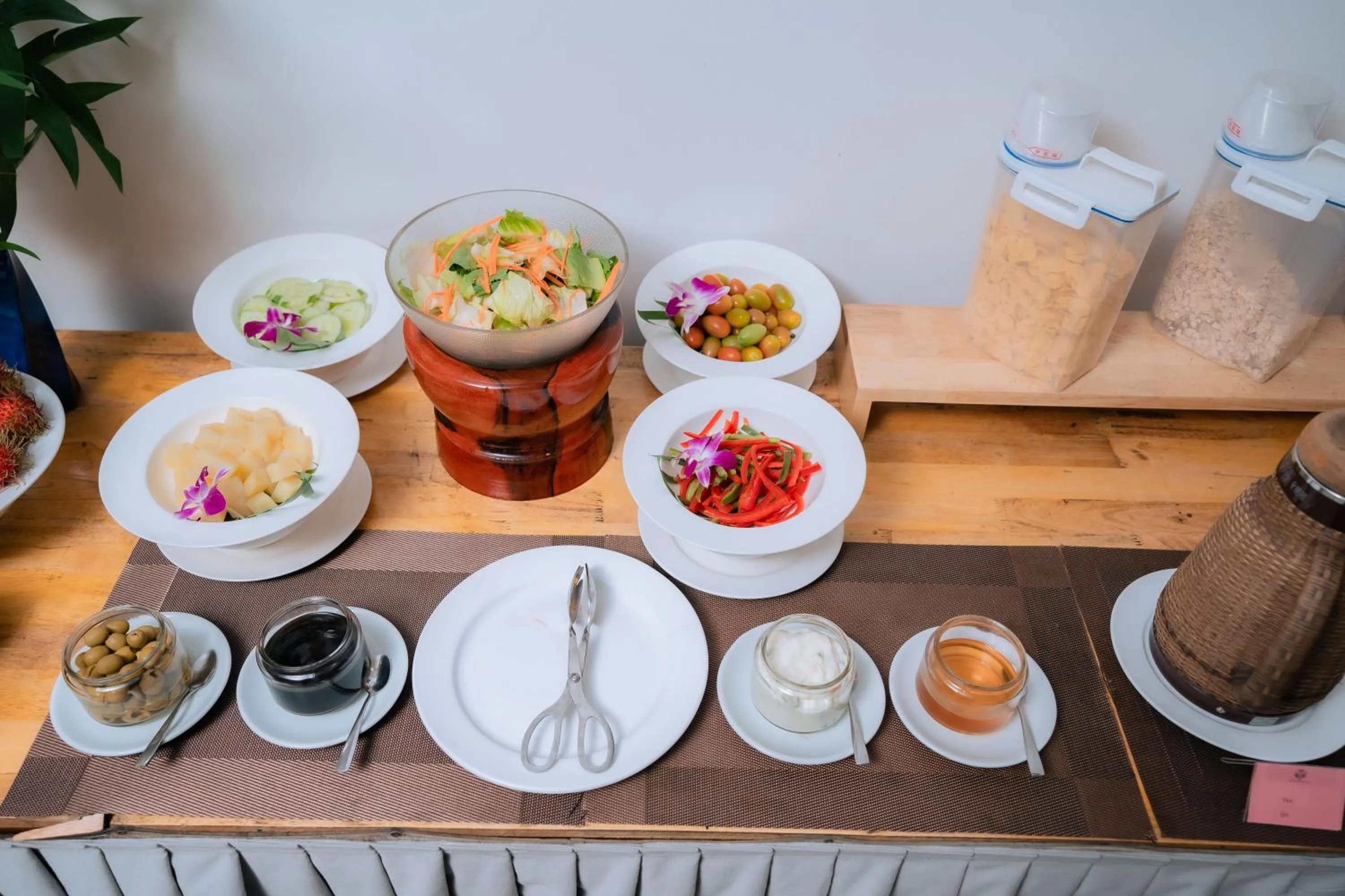 Restaurant/places to eat in Grand Elevation Hotel