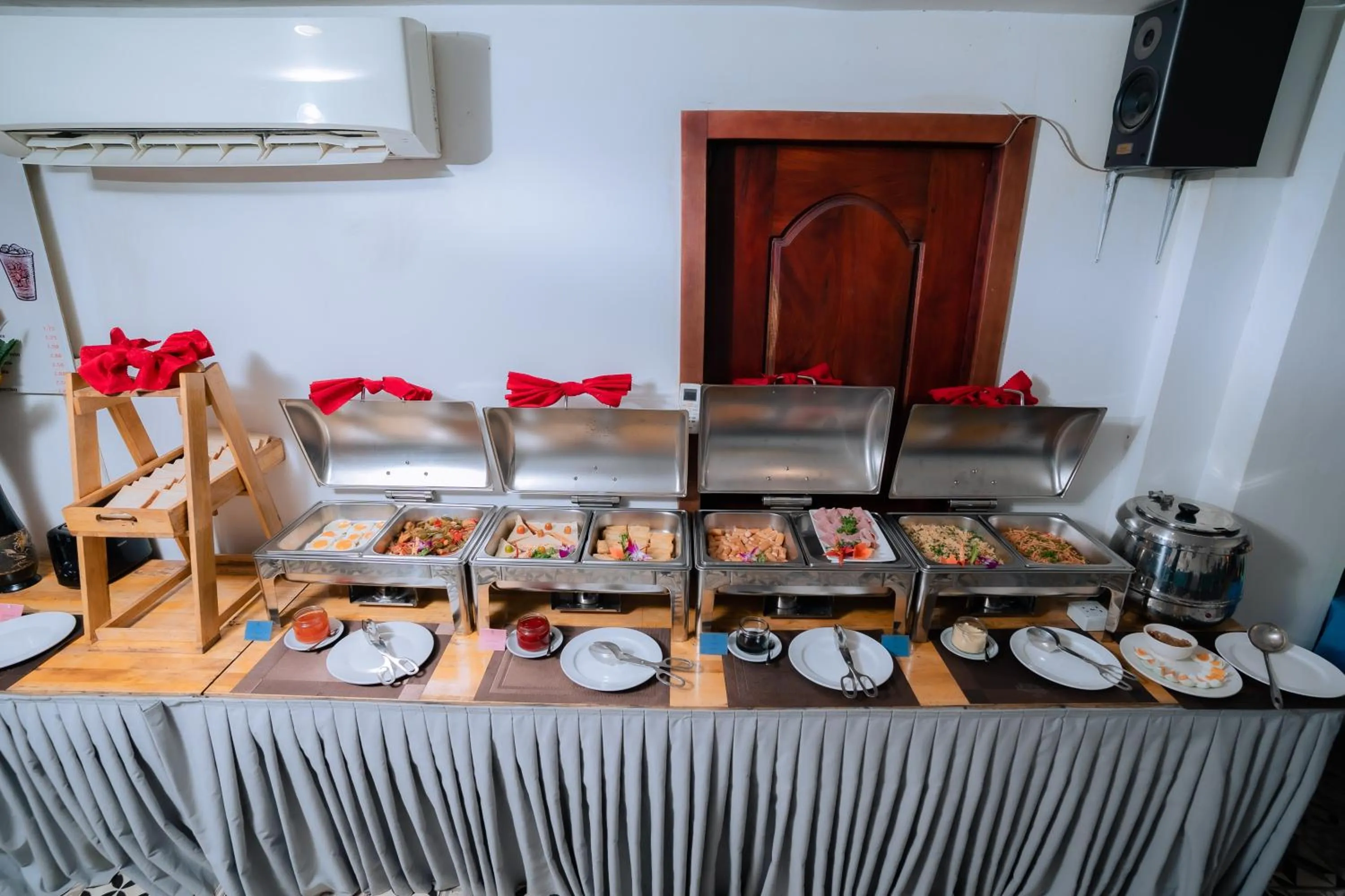 Restaurant/places to eat in Grand Elevation Hotel