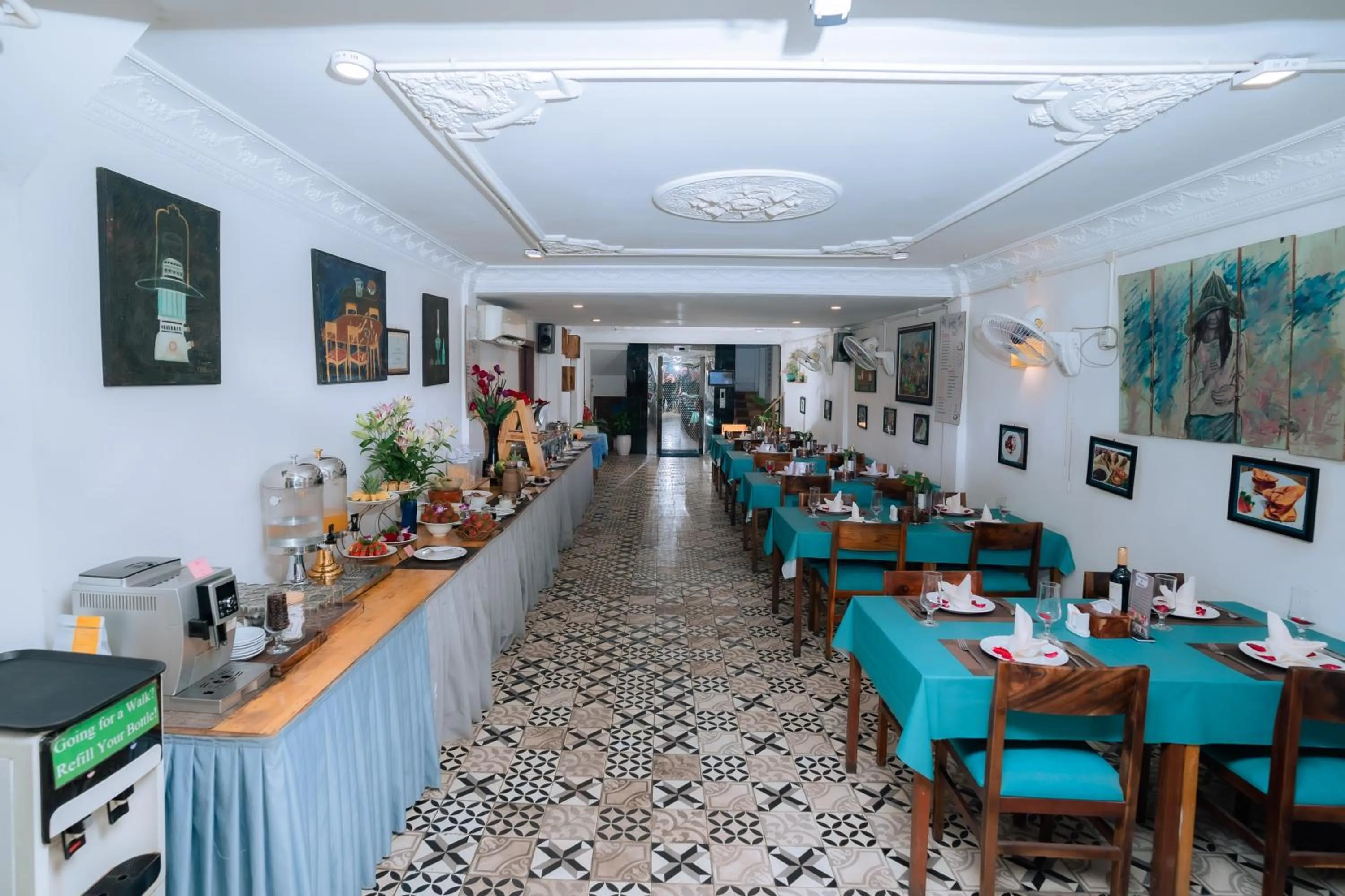 Restaurant/places to eat in Grand Elevation Hotel