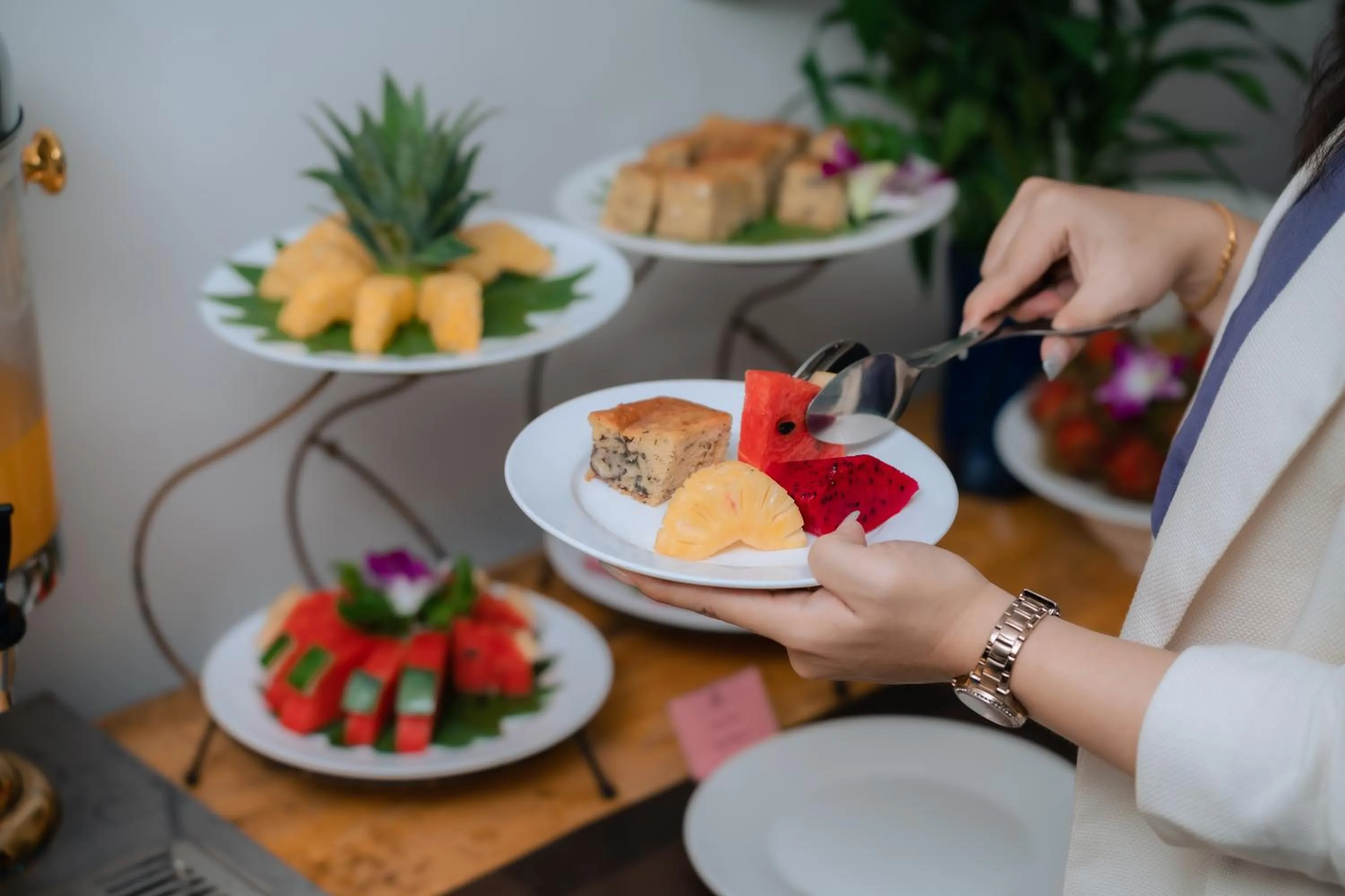 Restaurant/places to eat in Grand Elevation Hotel