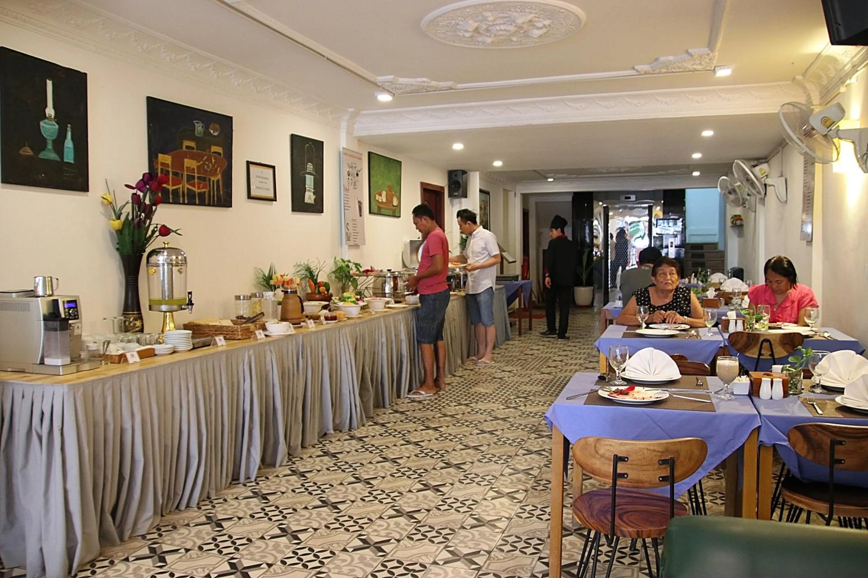 Restaurant/places to eat in Grand Elevation Hotel