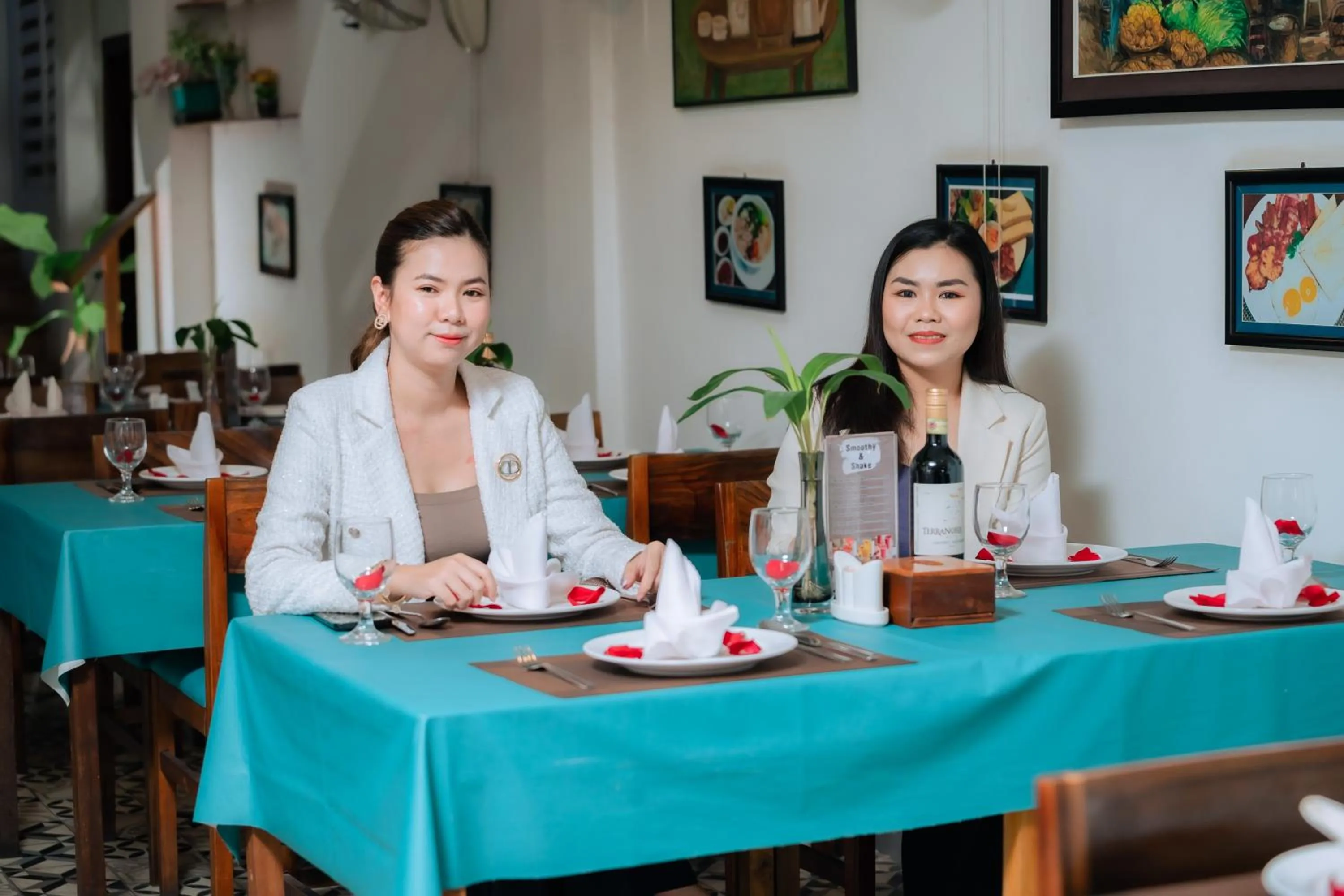 Restaurant/places to eat in Grand Elevation Hotel