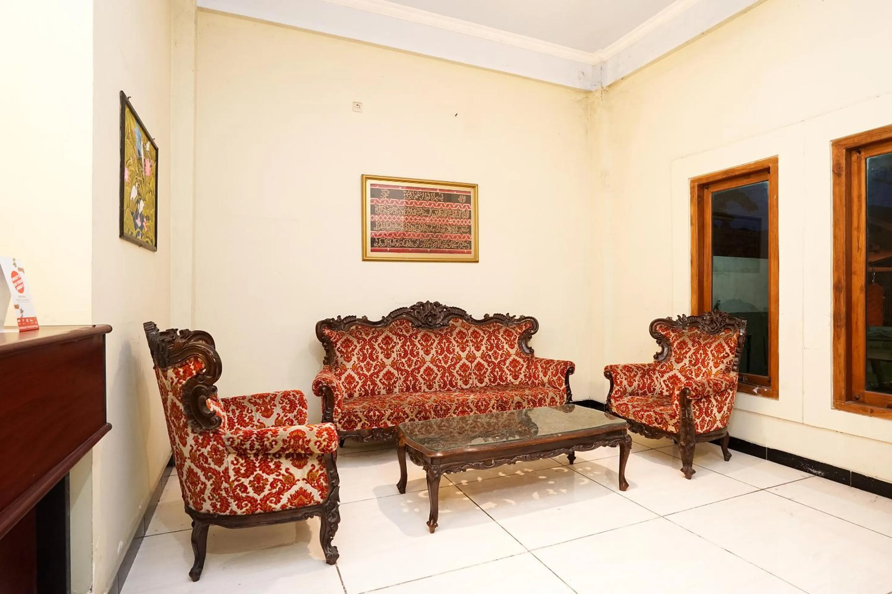 Communal lounge/ TV room in Kartika Syariah Homestay by Stayku