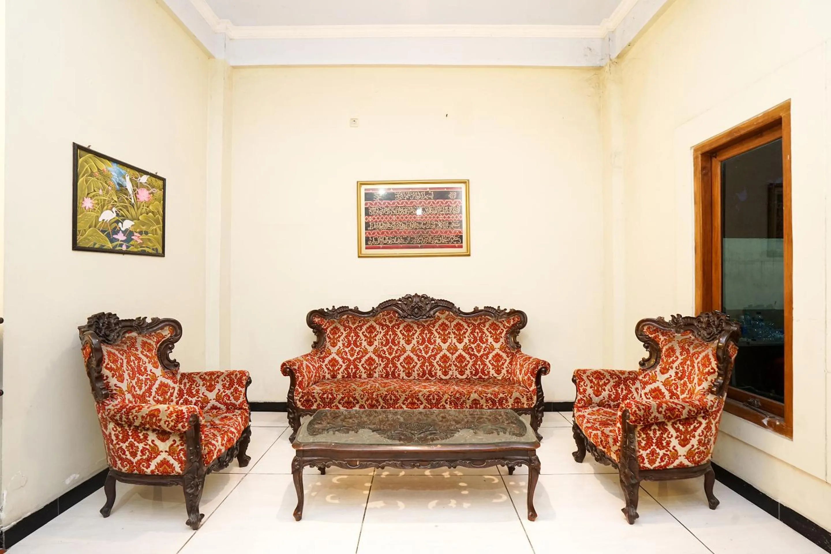 Living room in Kartika Syariah Homestay by Stayku
