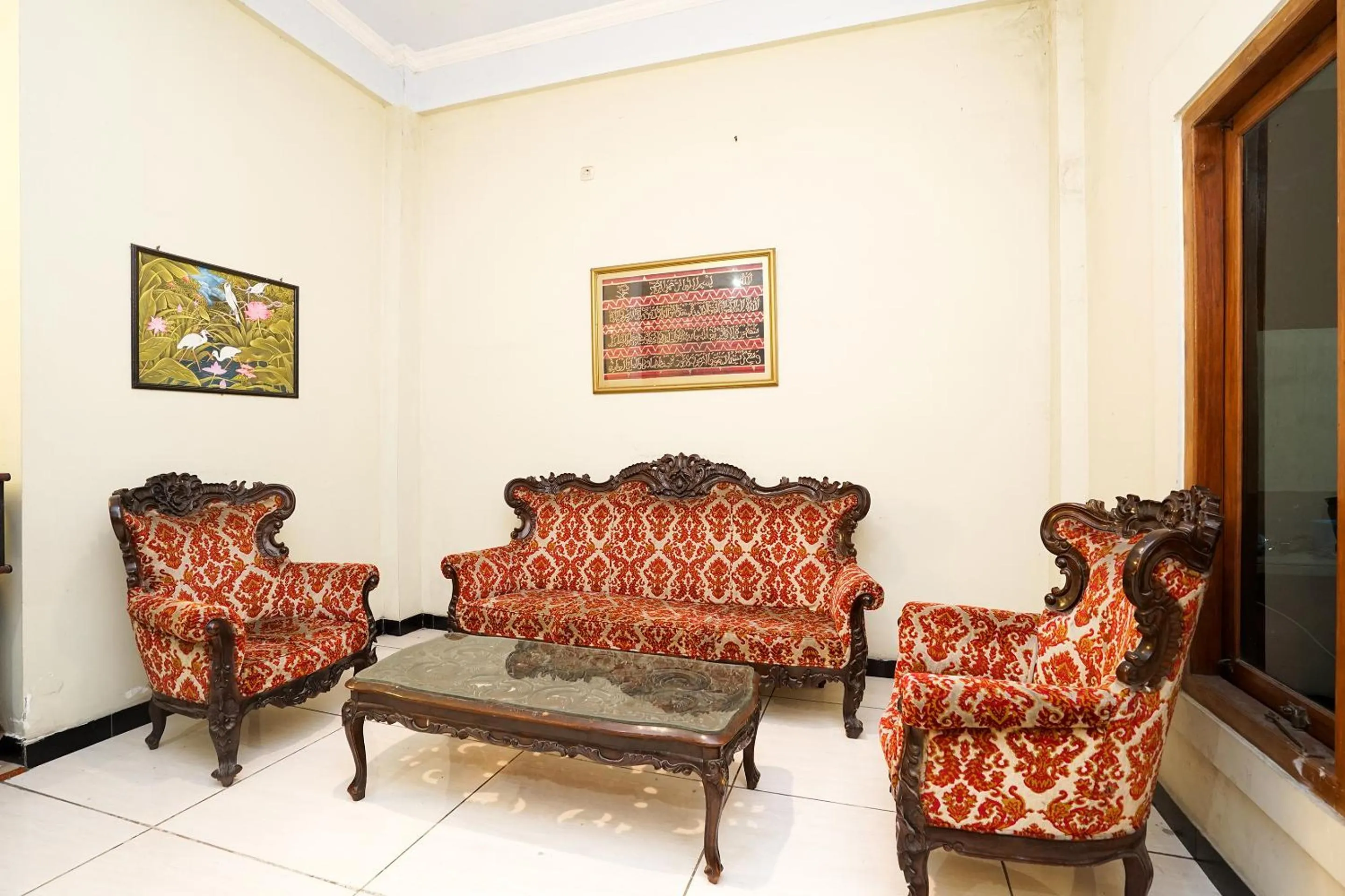 Seating area in Kartika Syariah Homestay by Stayku