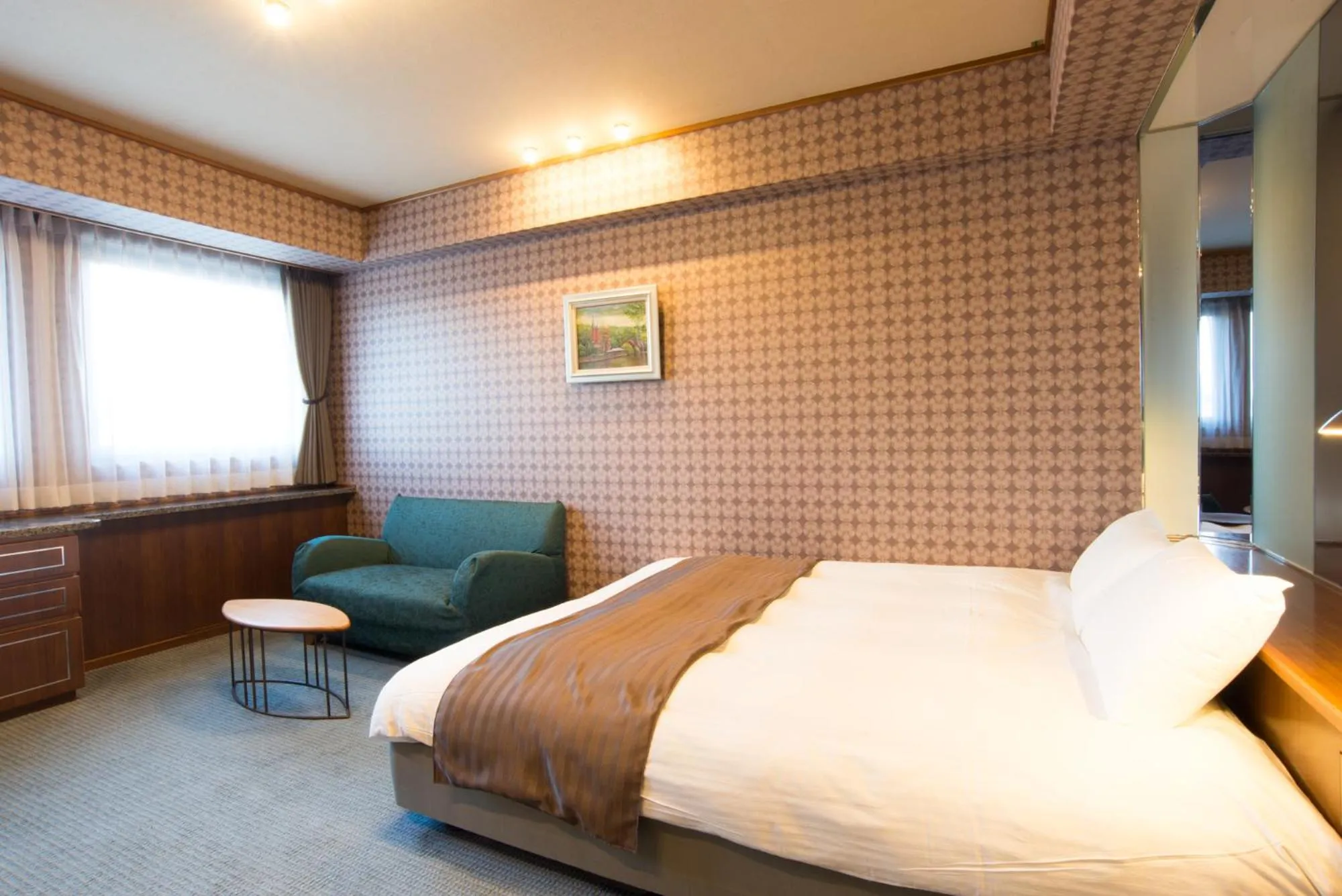 Photo of the whole room, Bed in Hotel Suncrest