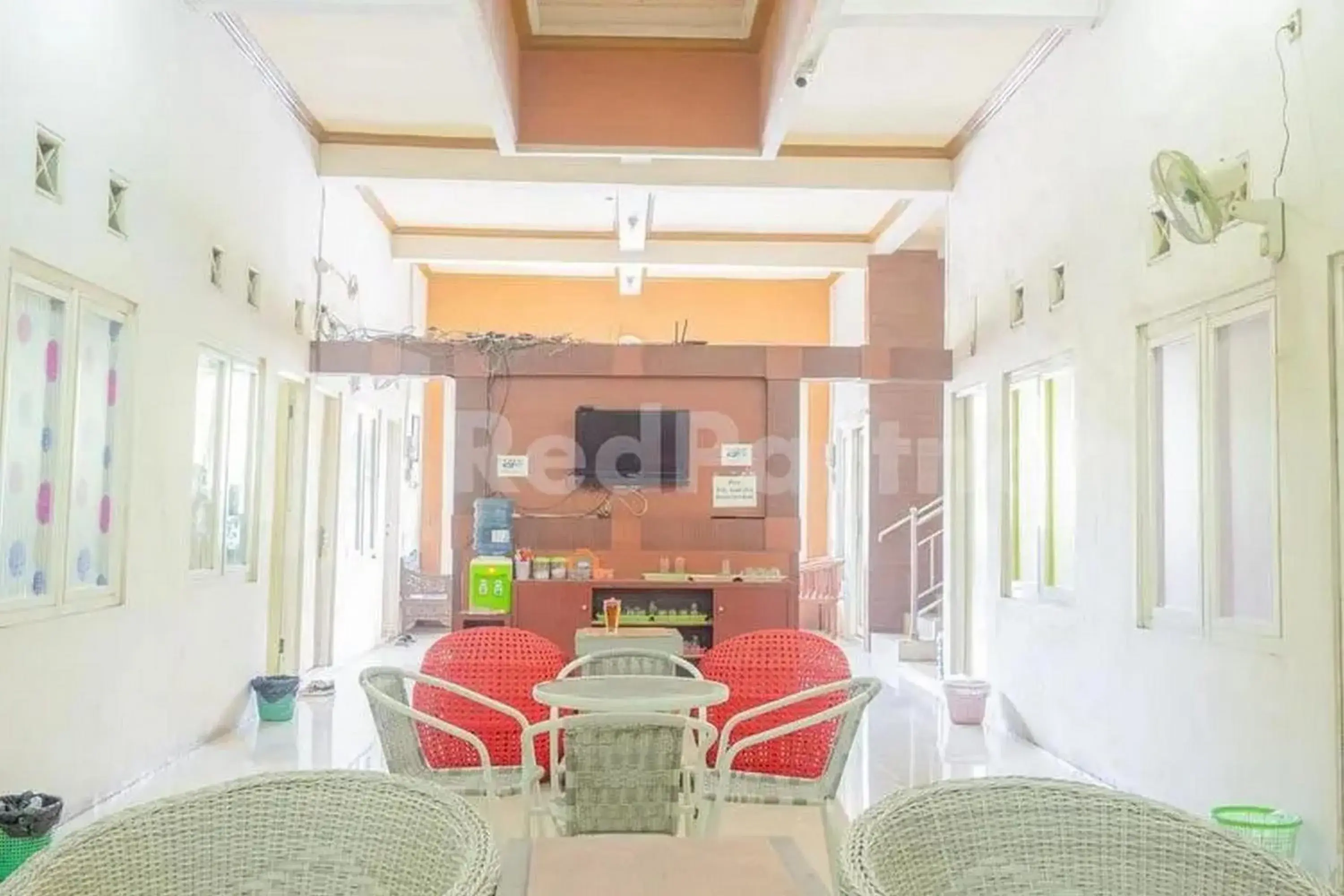 Living room in Homestay Babussalam Rungkut Mitra RedDoorz Living room in Homestay Babussalam Rungkut Mitra RedDoorz