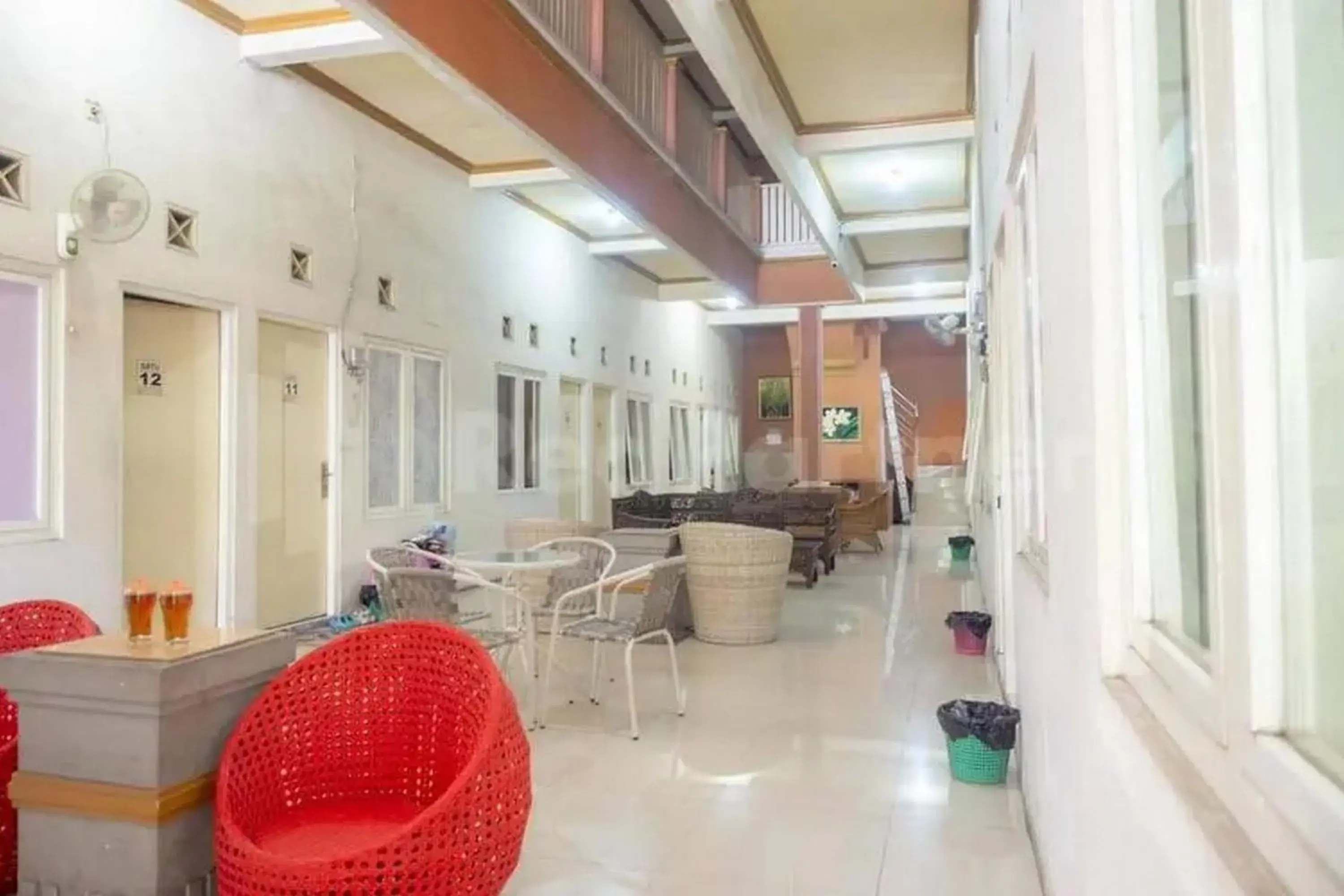 Seating area in Homestay Babussalam Rungkut Mitra RedDoorz Seating area in Homestay Babussalam Rungkut Mitra RedDoorz