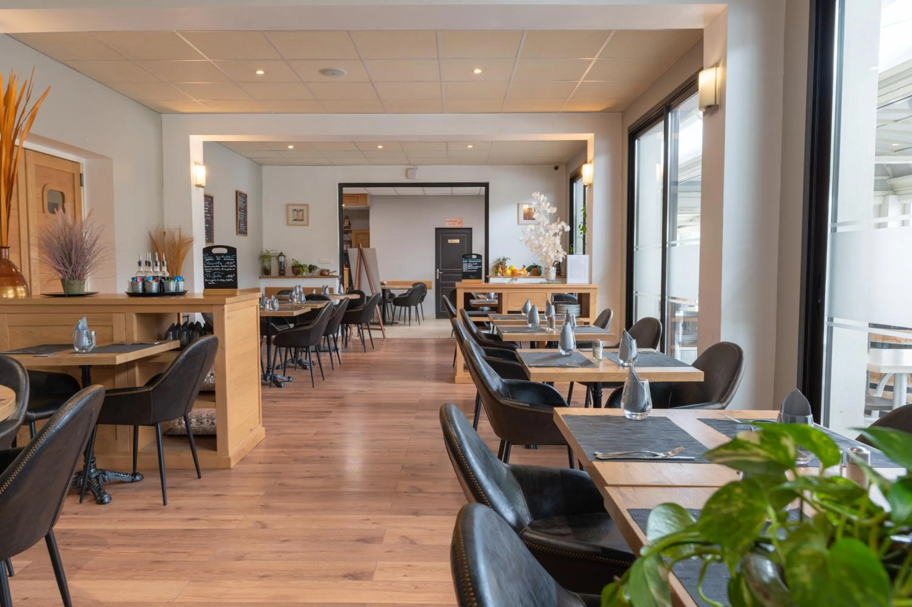 Restaurant/places to eat in Hôtel Des Nacres