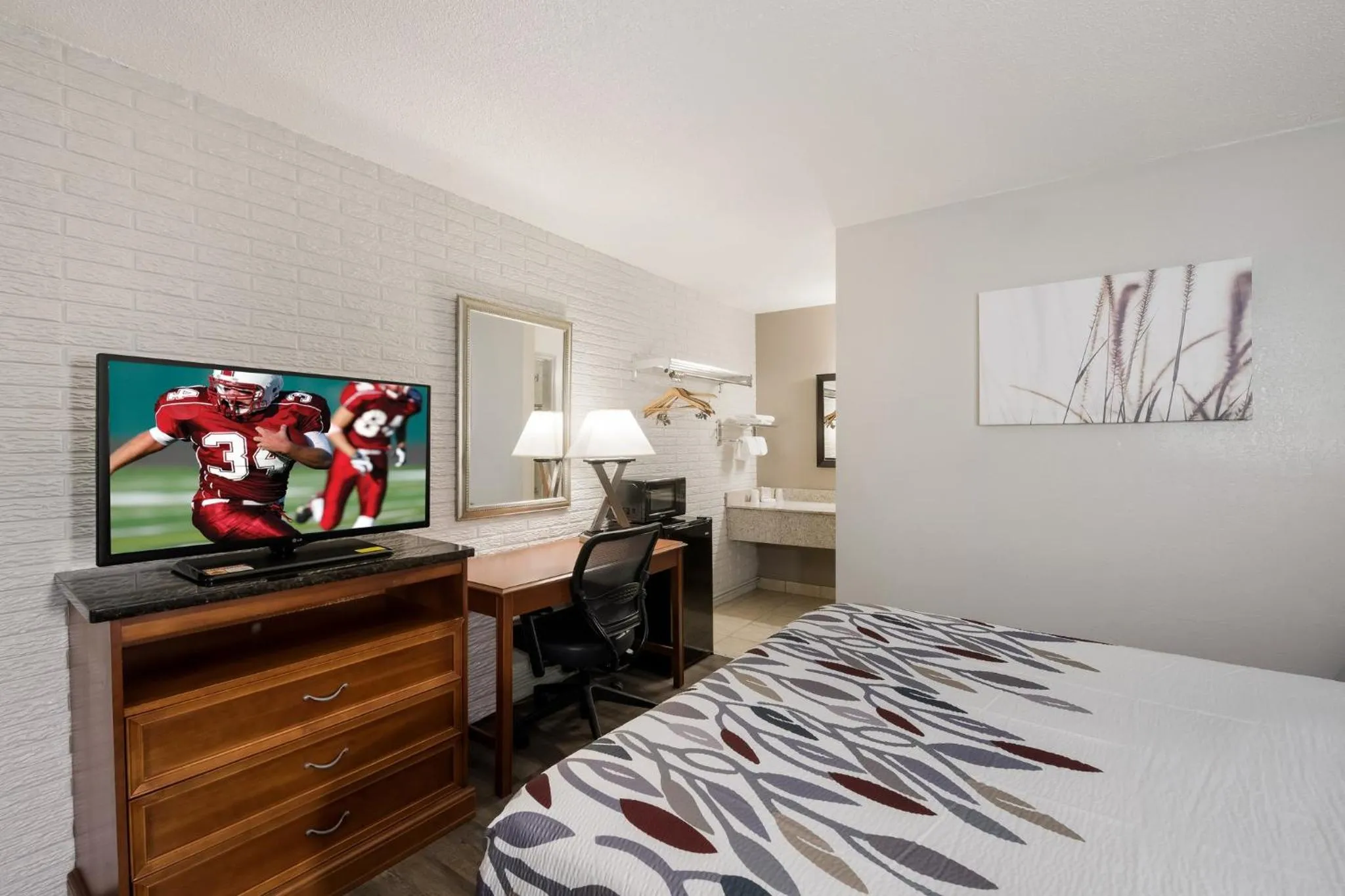 Photo of the whole room, Bed in Red Roof Inn Lenoir