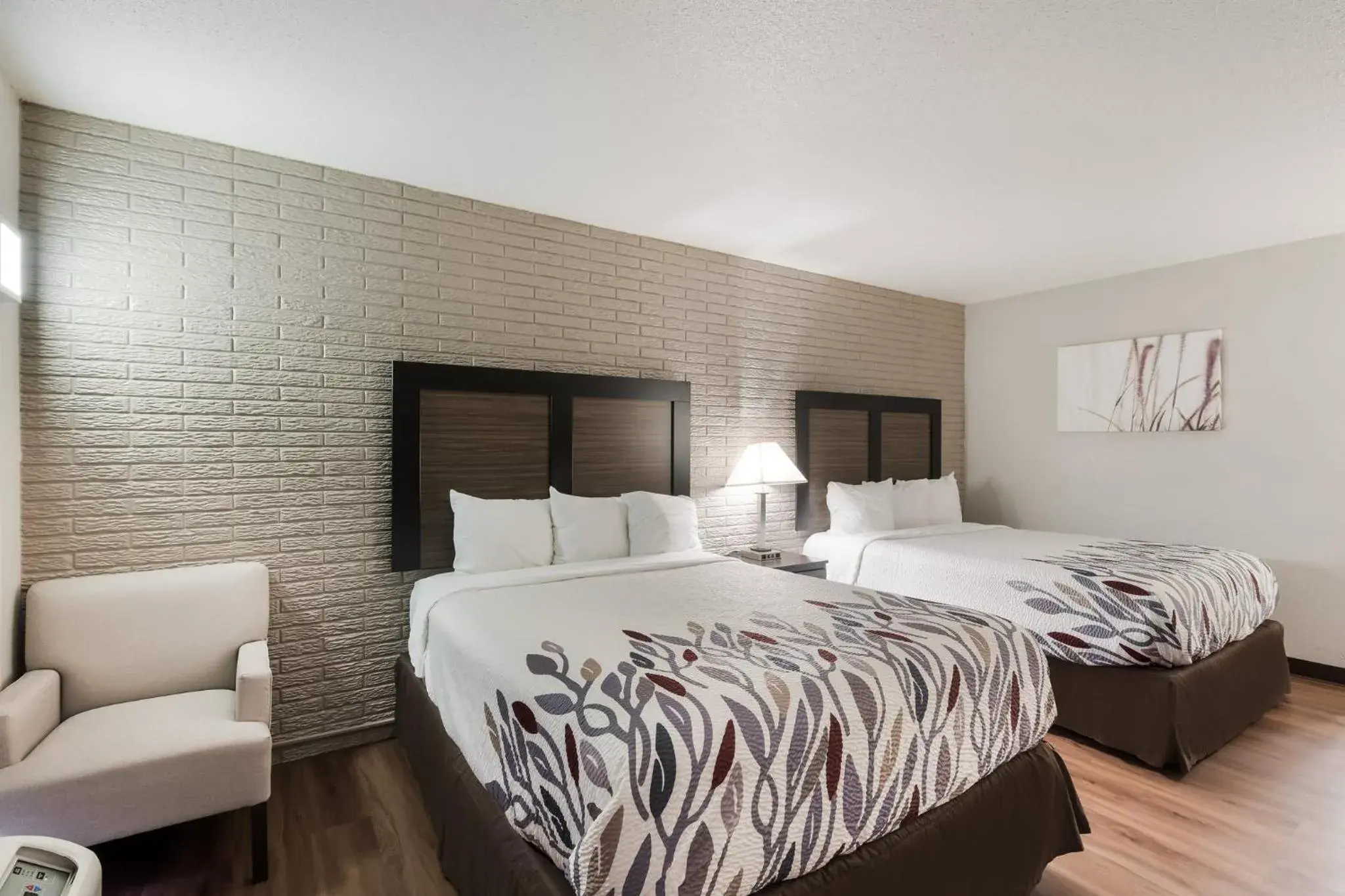 Deluxe Room with Two Queen Beds Non-Smoking in Red Roof Inn Lenoir Deluxe Room with Two Queen Beds Non-Smoking in Red Roof Inn Lenoir