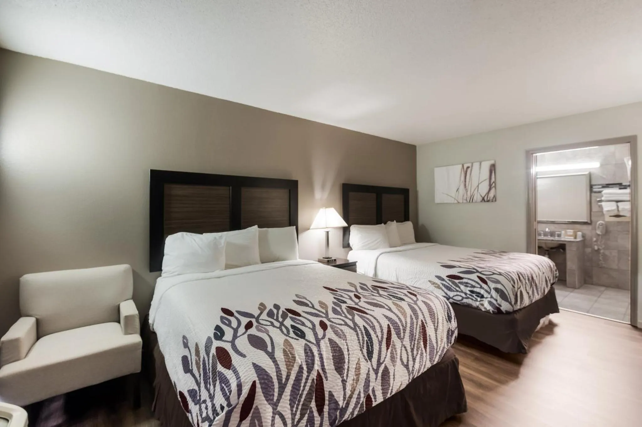 Photo of the whole room, Bed in Red Roof Inn Lenoir