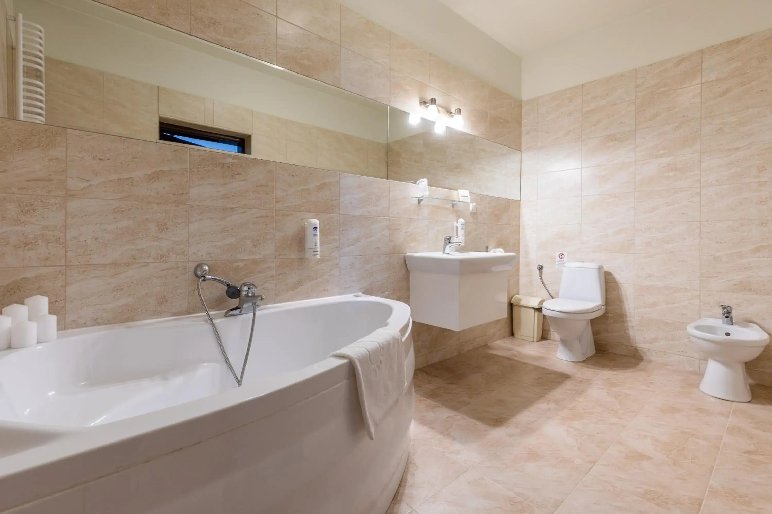 Deluxe Double Room with Bath in Kamienica Szefferów 1848 r. Deluxe Double Room with Bath in Kamienica Szefferów 1848 r.