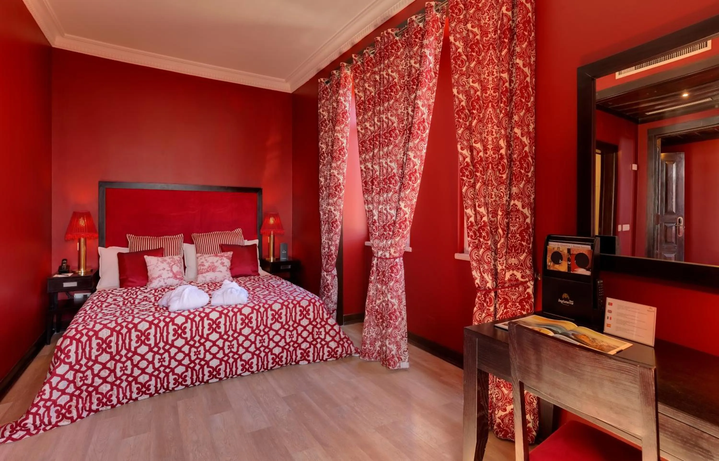 Photo of the whole room, Bed in Hotel Inglaterra - Charme & Boutique