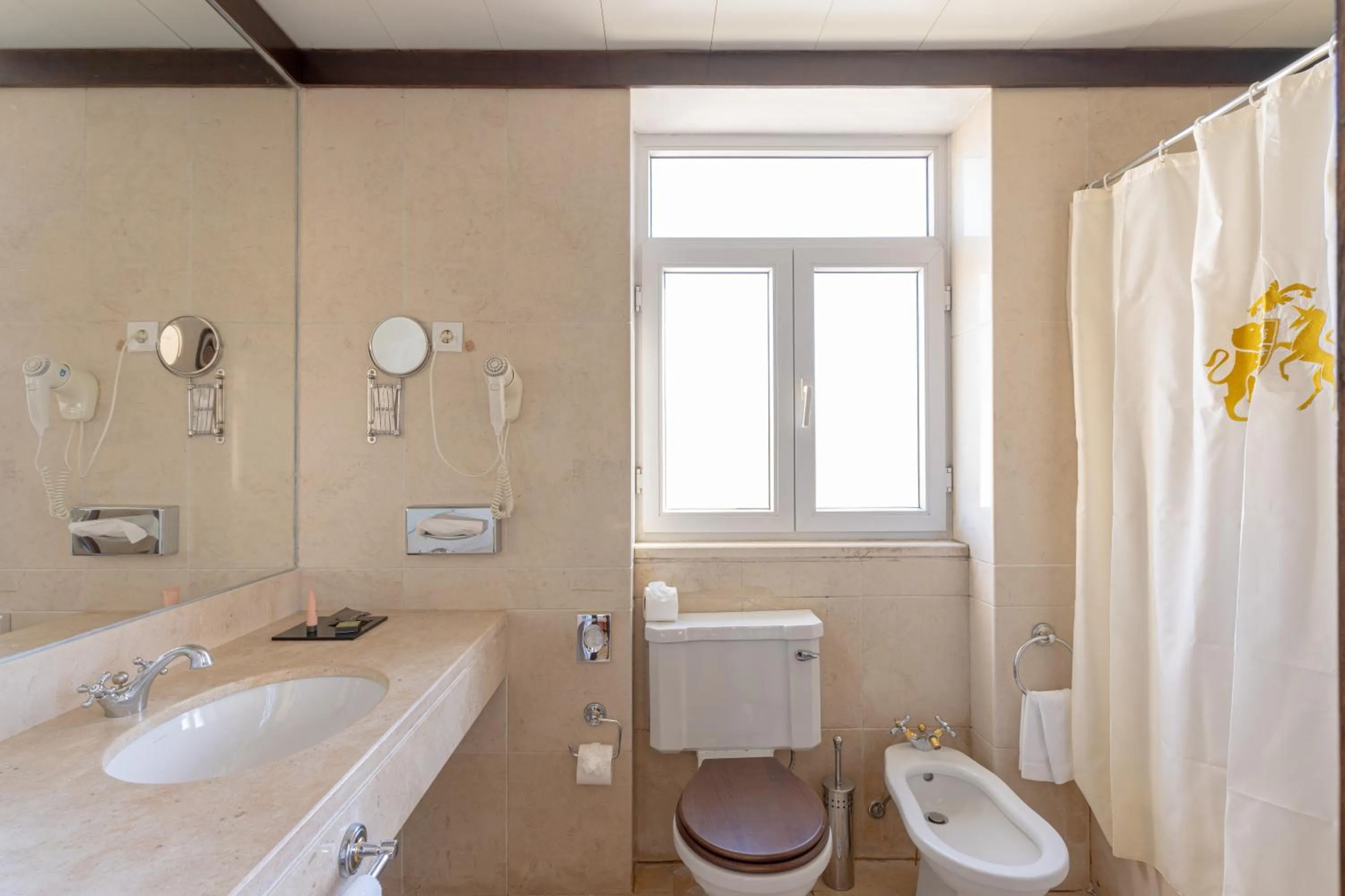 Toilet in Hotel Inglaterra - Charme & Boutique