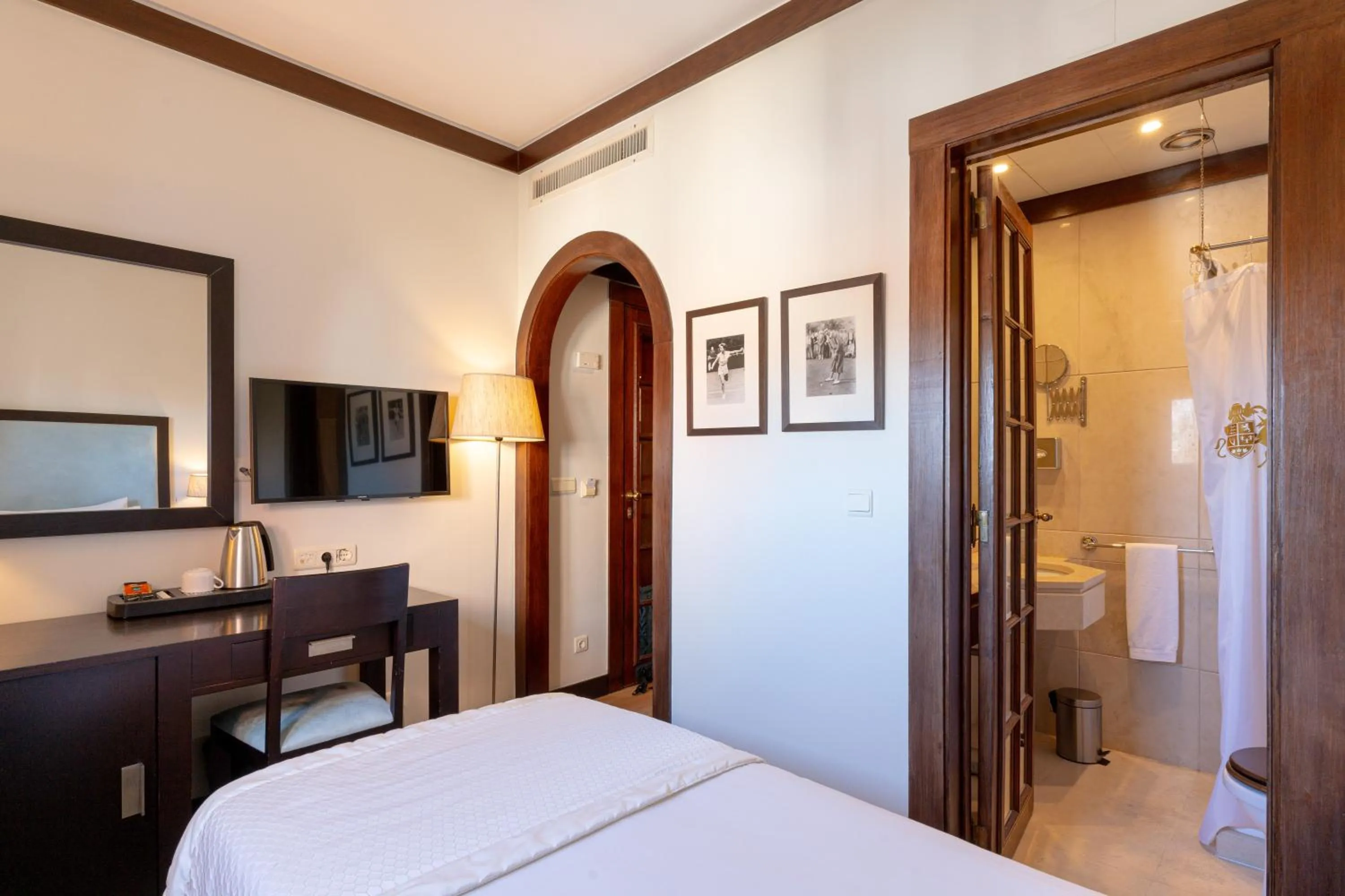 Photo of the whole room, Bed in Hotel Inglaterra - Charme & Boutique