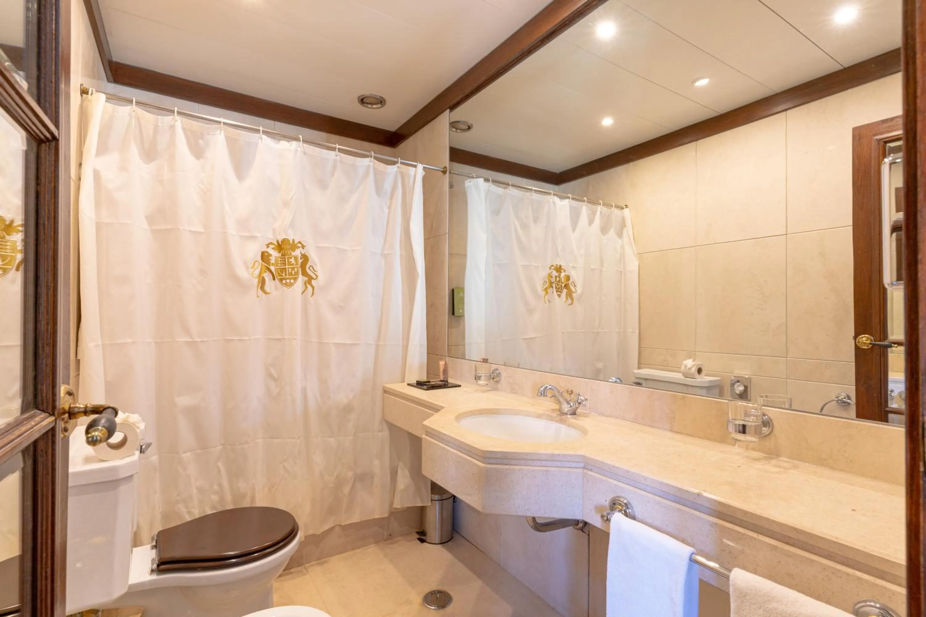 Bathroom in Hotel Inglaterra - Charme & Boutique